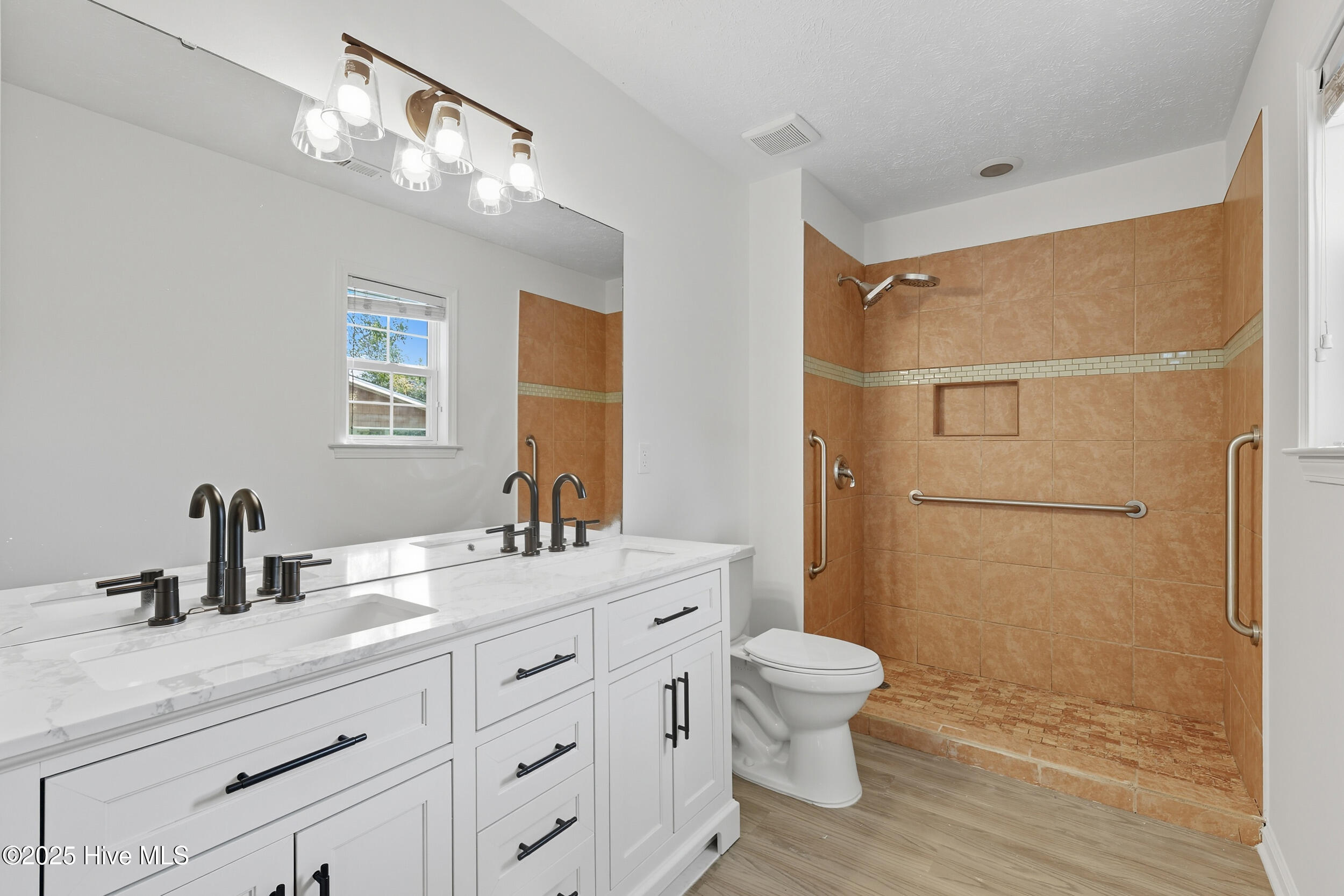 100533077 | Photo 18