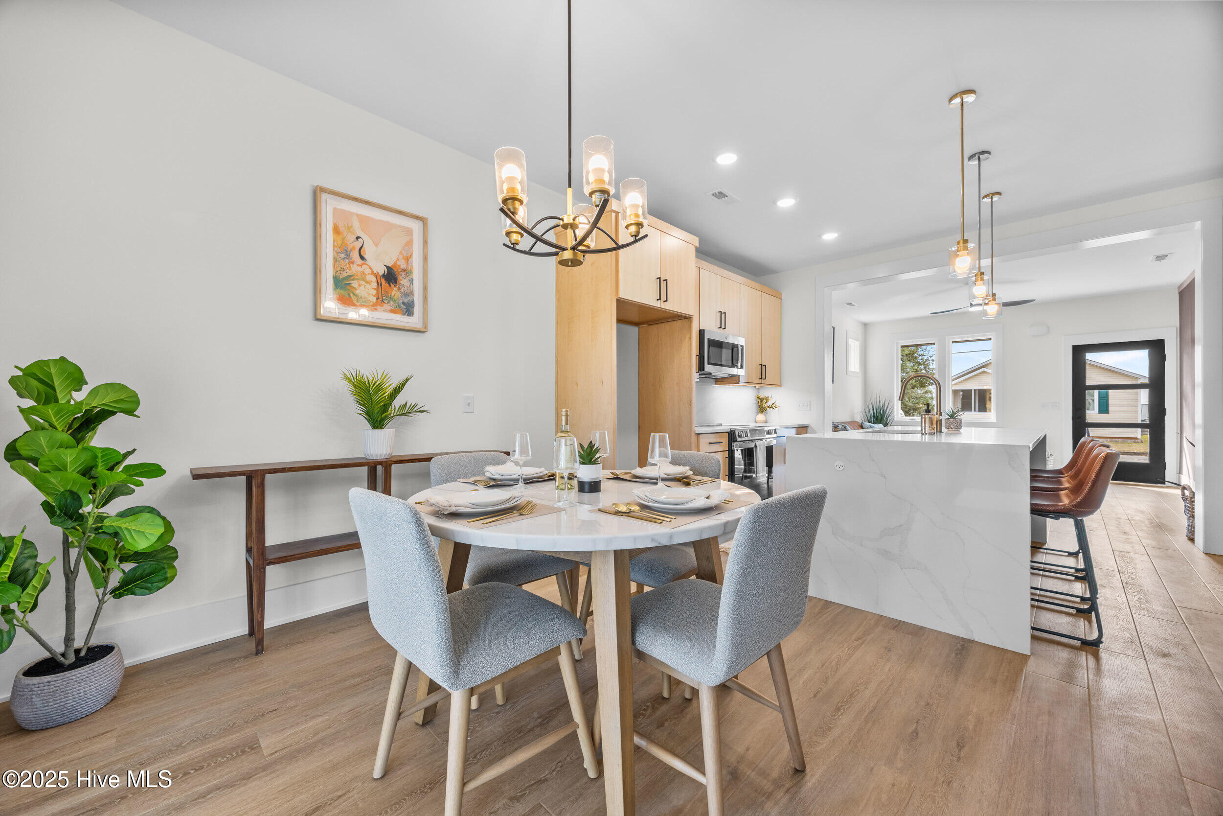 100557890 | Photo 21