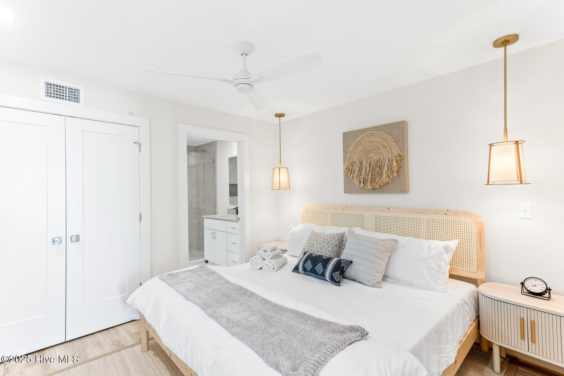 100503111 | Photo 17