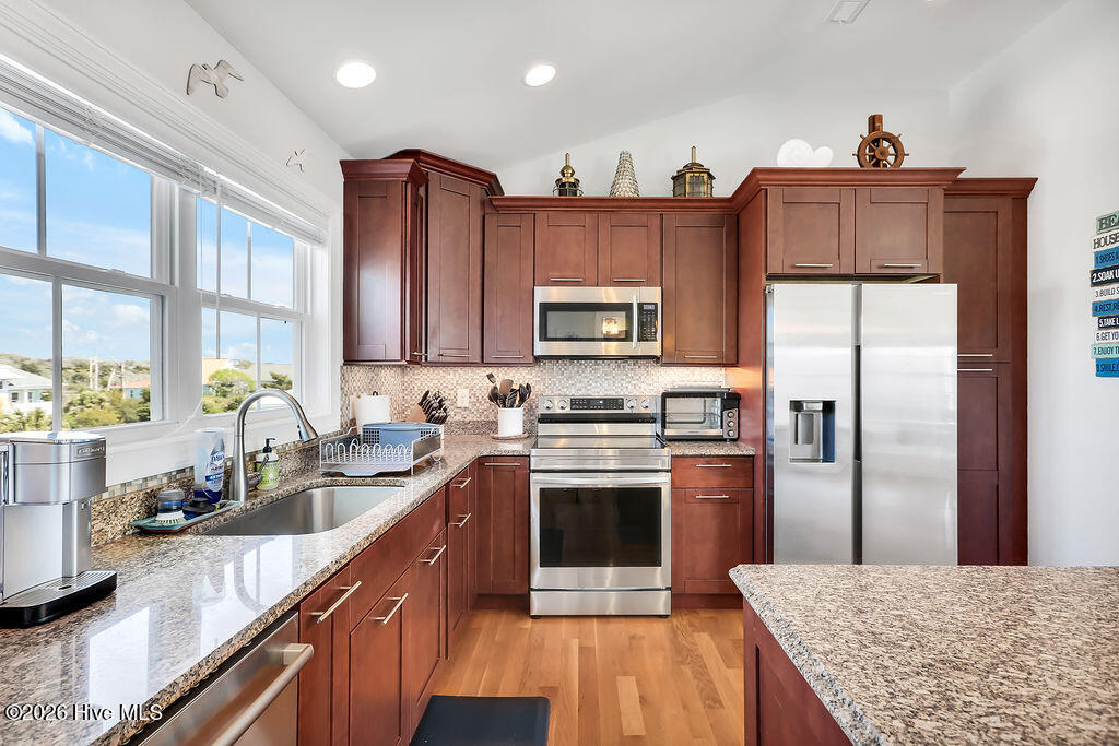 100565368 | Photo 23