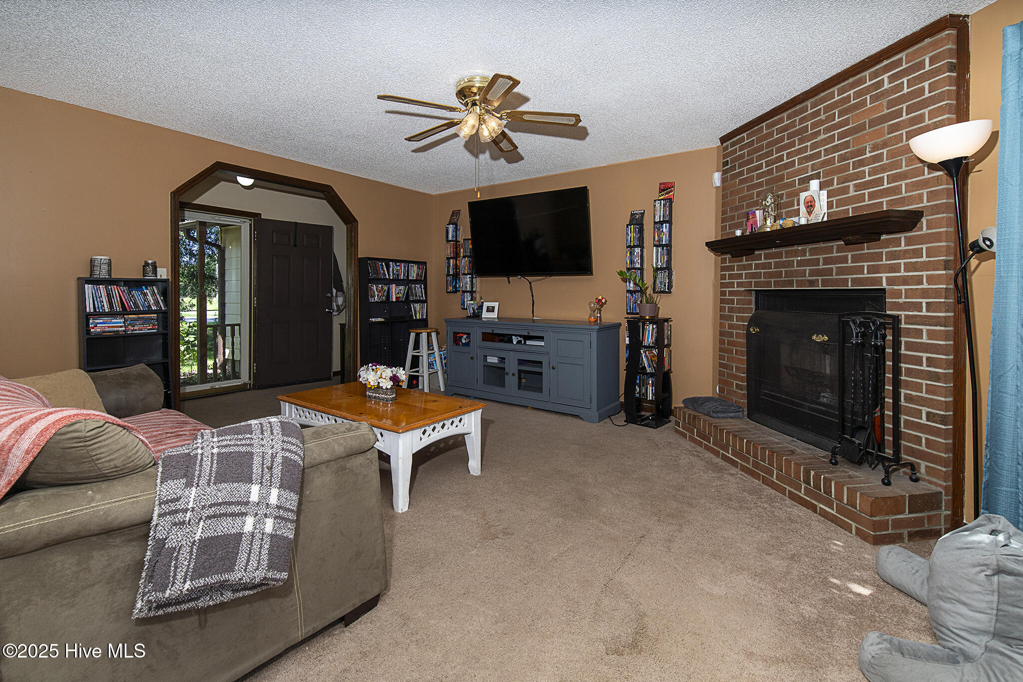 1342 Old Maplehurst Rd Road, Jacksonville, NC 28540 – photo 4: living room