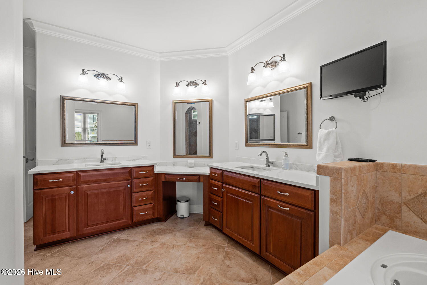 100566570 | Photo 30