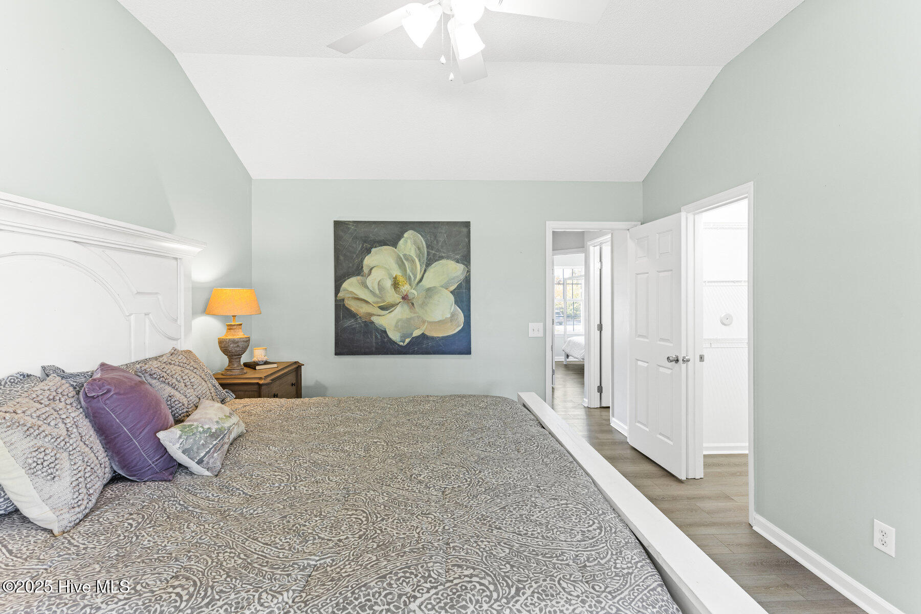 100542104 | Photo 14