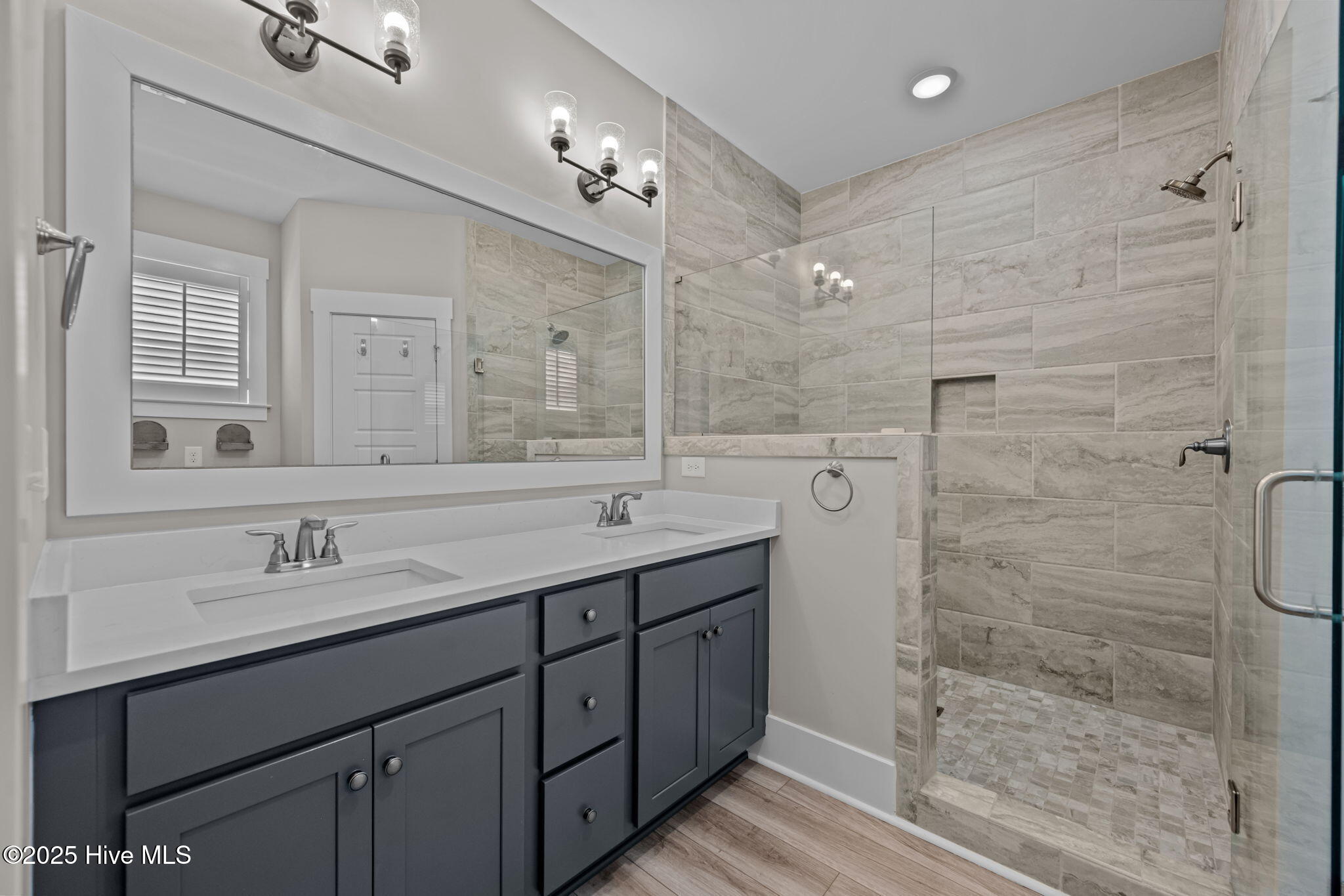 100527941 | Photo 41