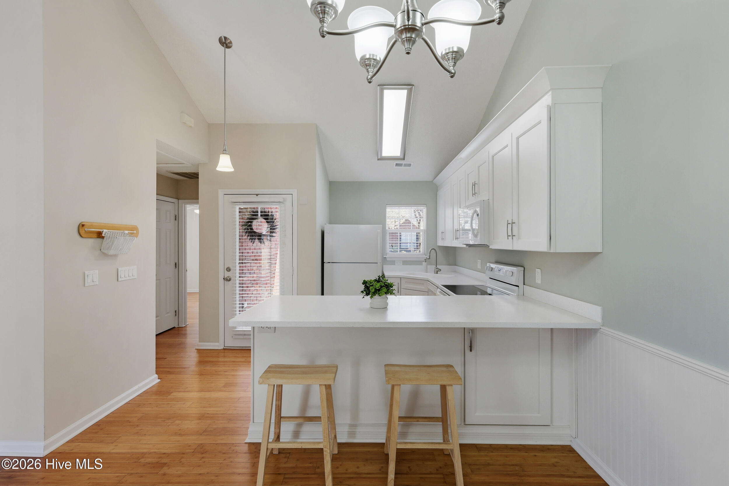 100560025 | Photo 13