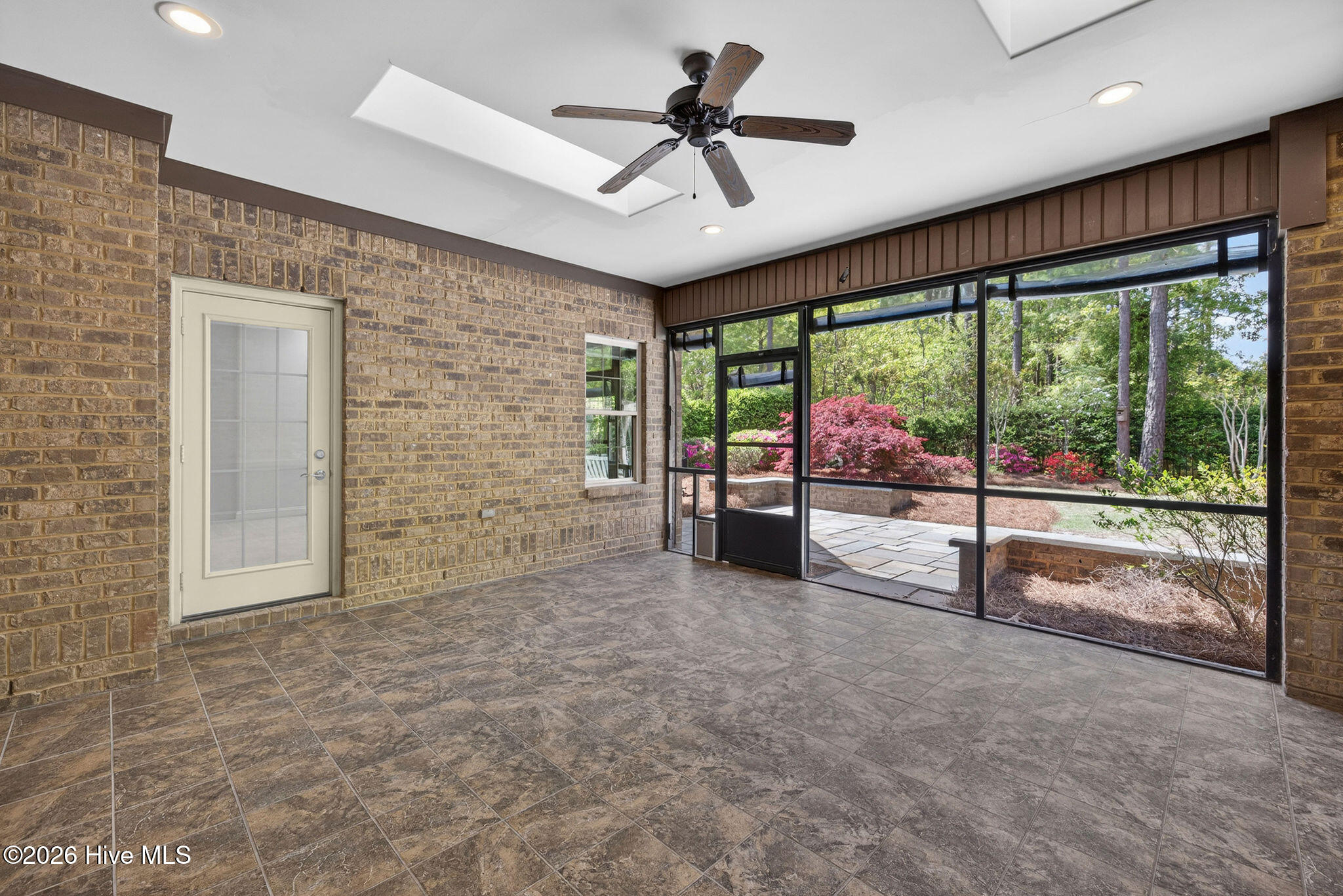 100566278 | Photo 12