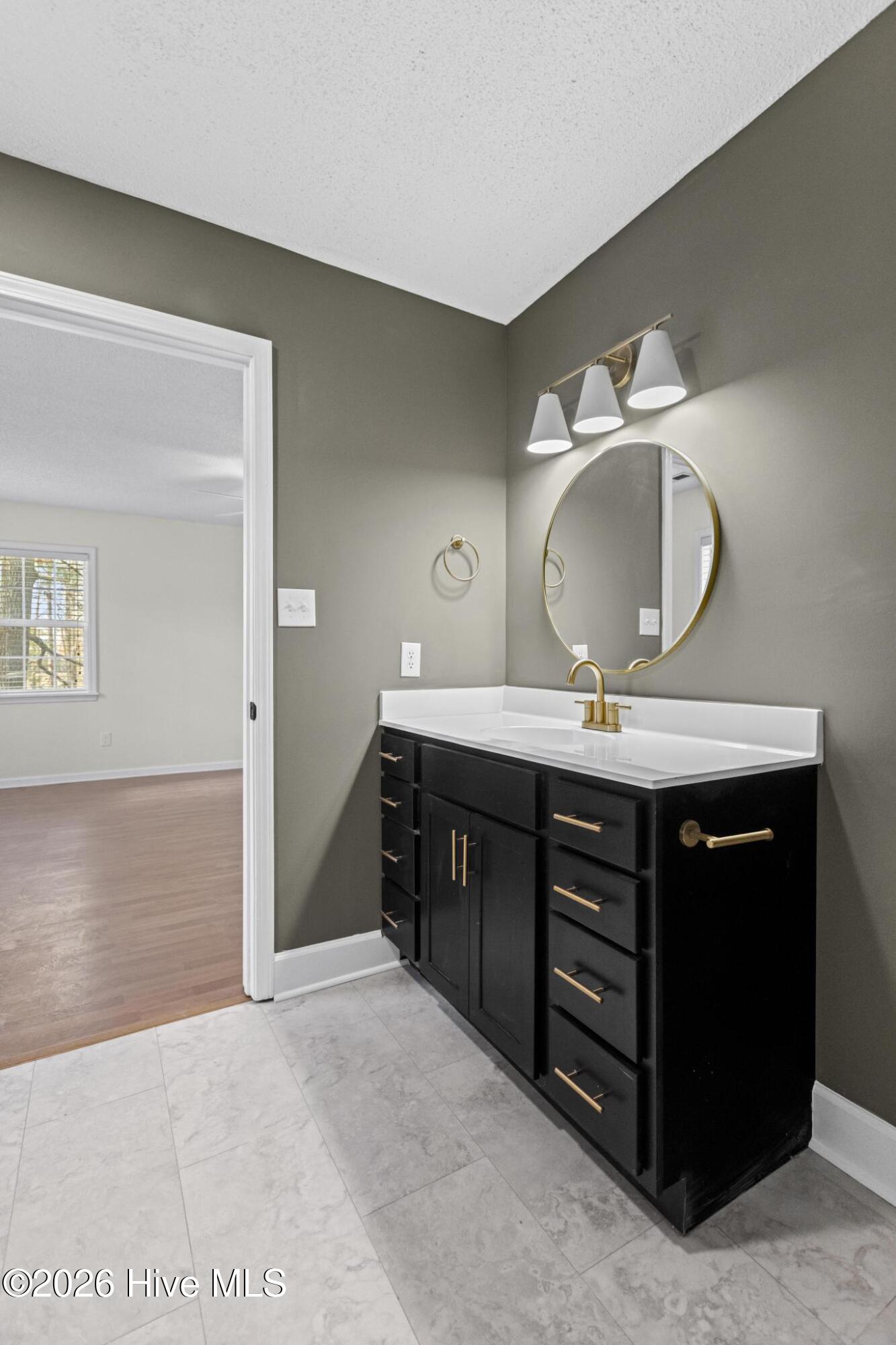 100548531 | Photo 25