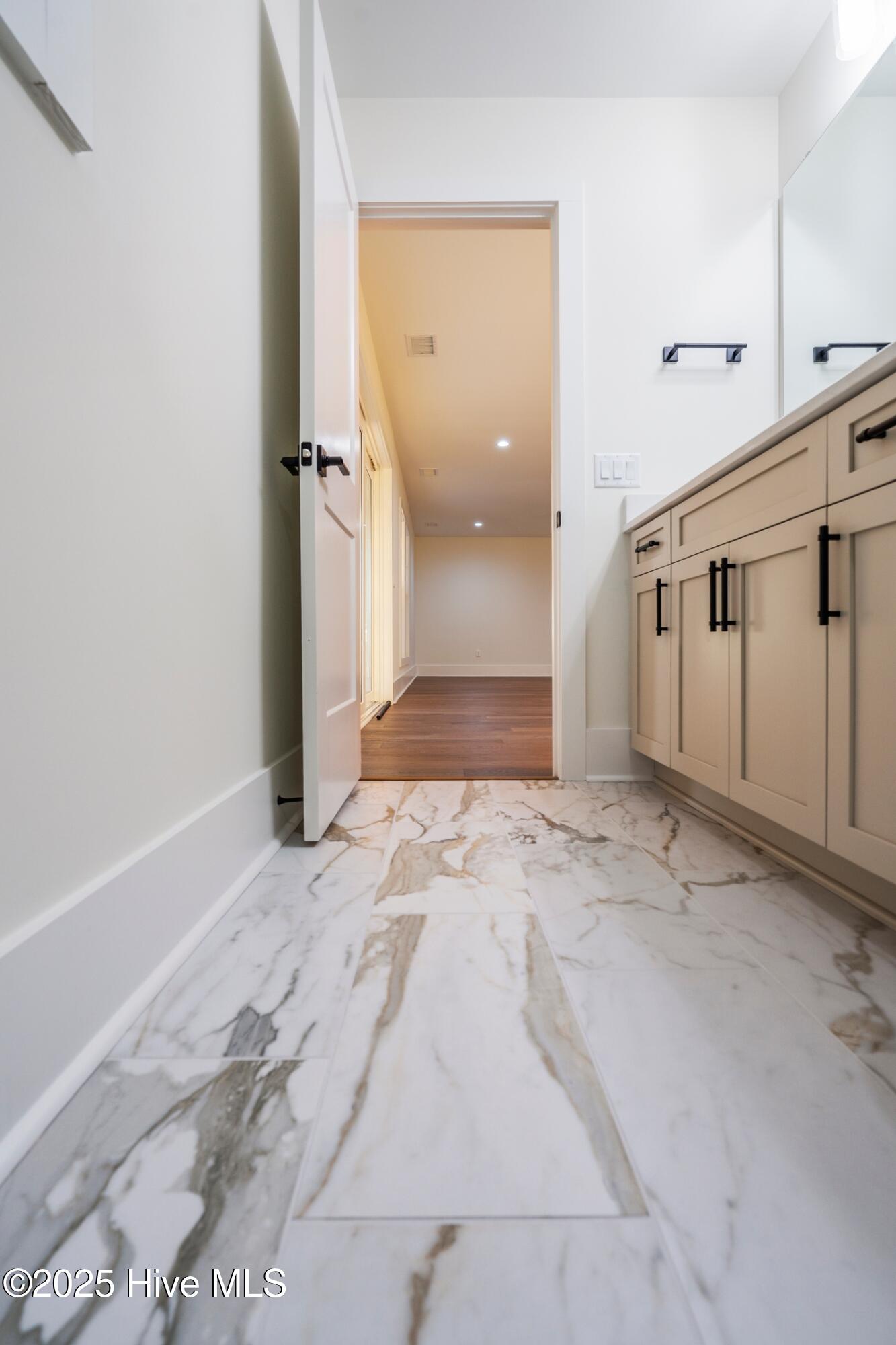 100545730 | Photo 98