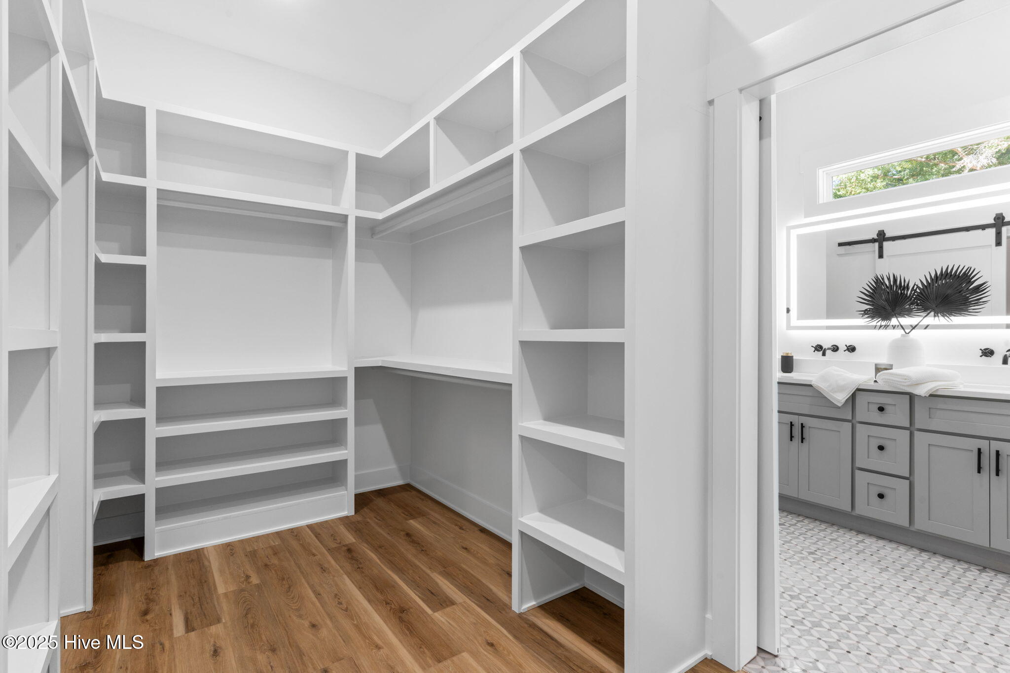 100529099 | Photo 27