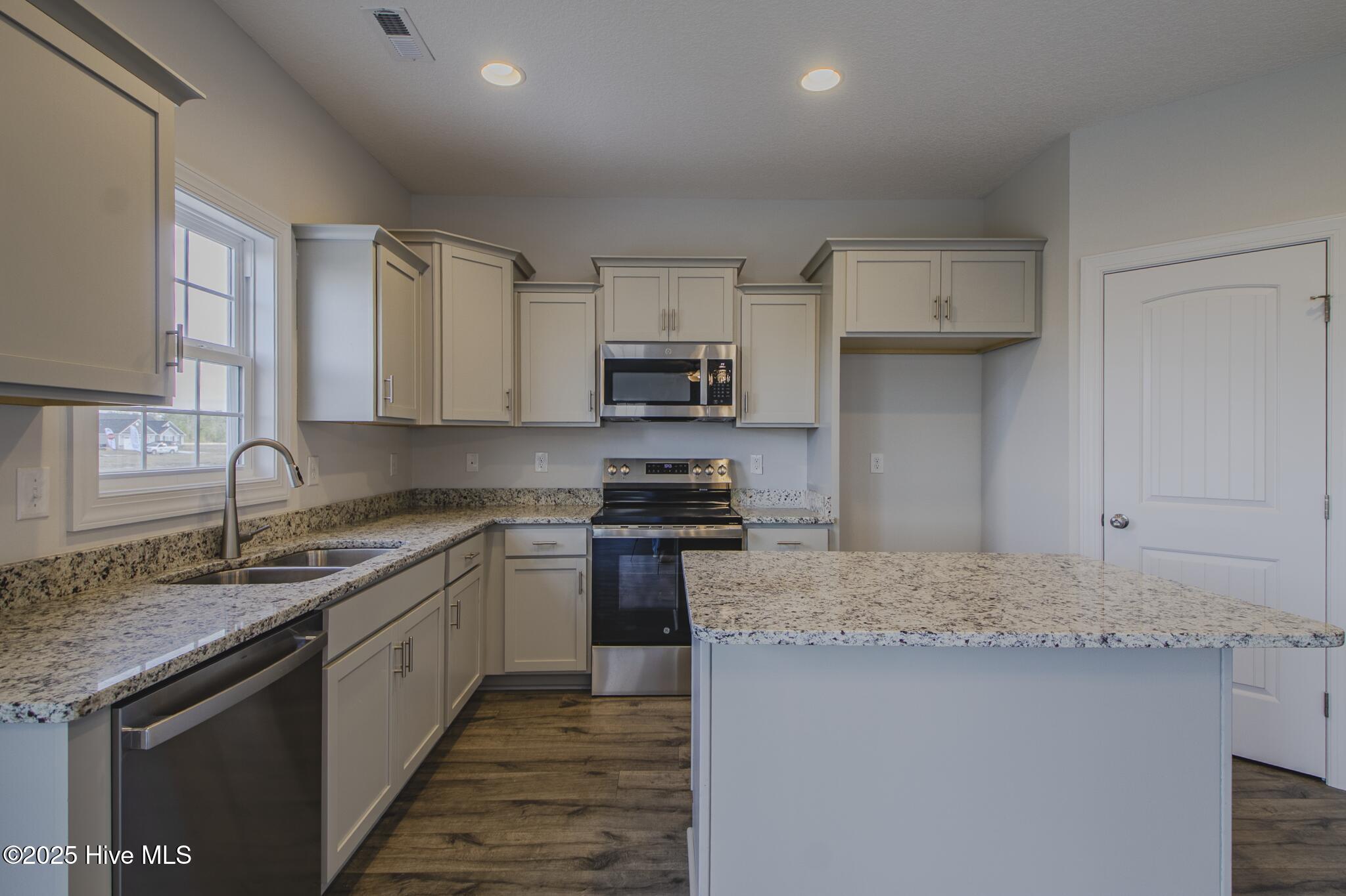 100512966 | Photo 11