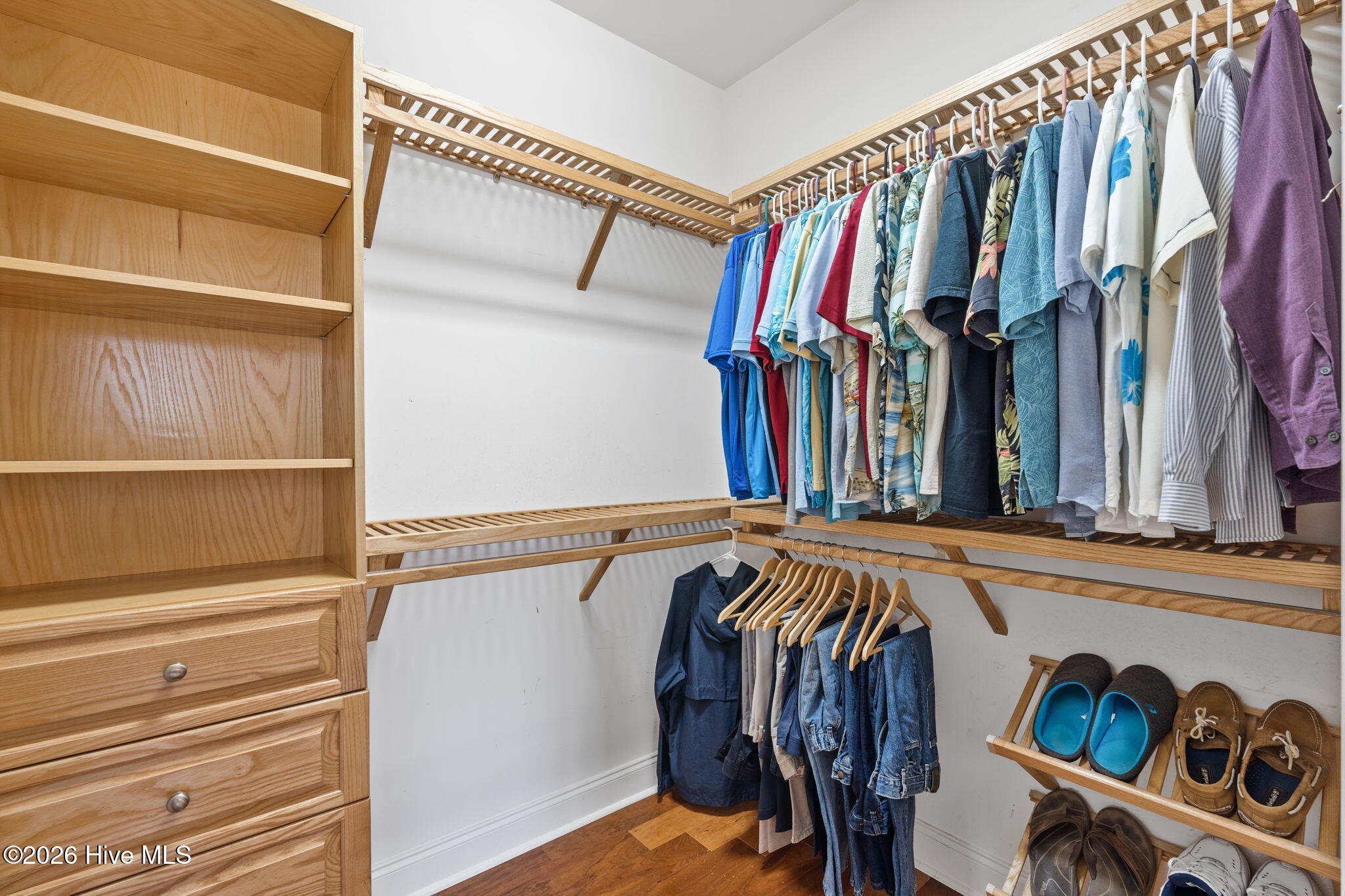 100568928 | Photo 33