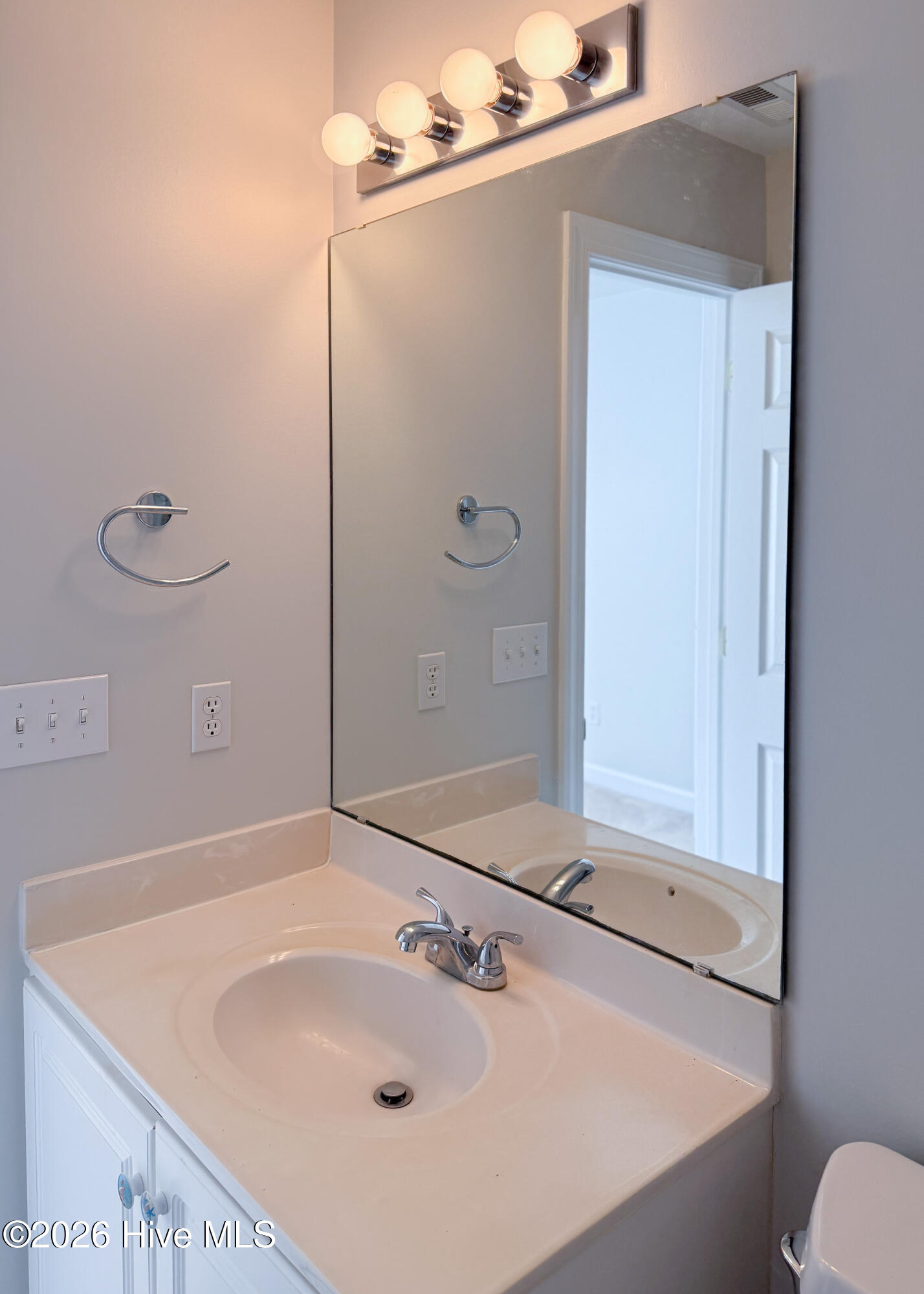 100565370 | Photo 35