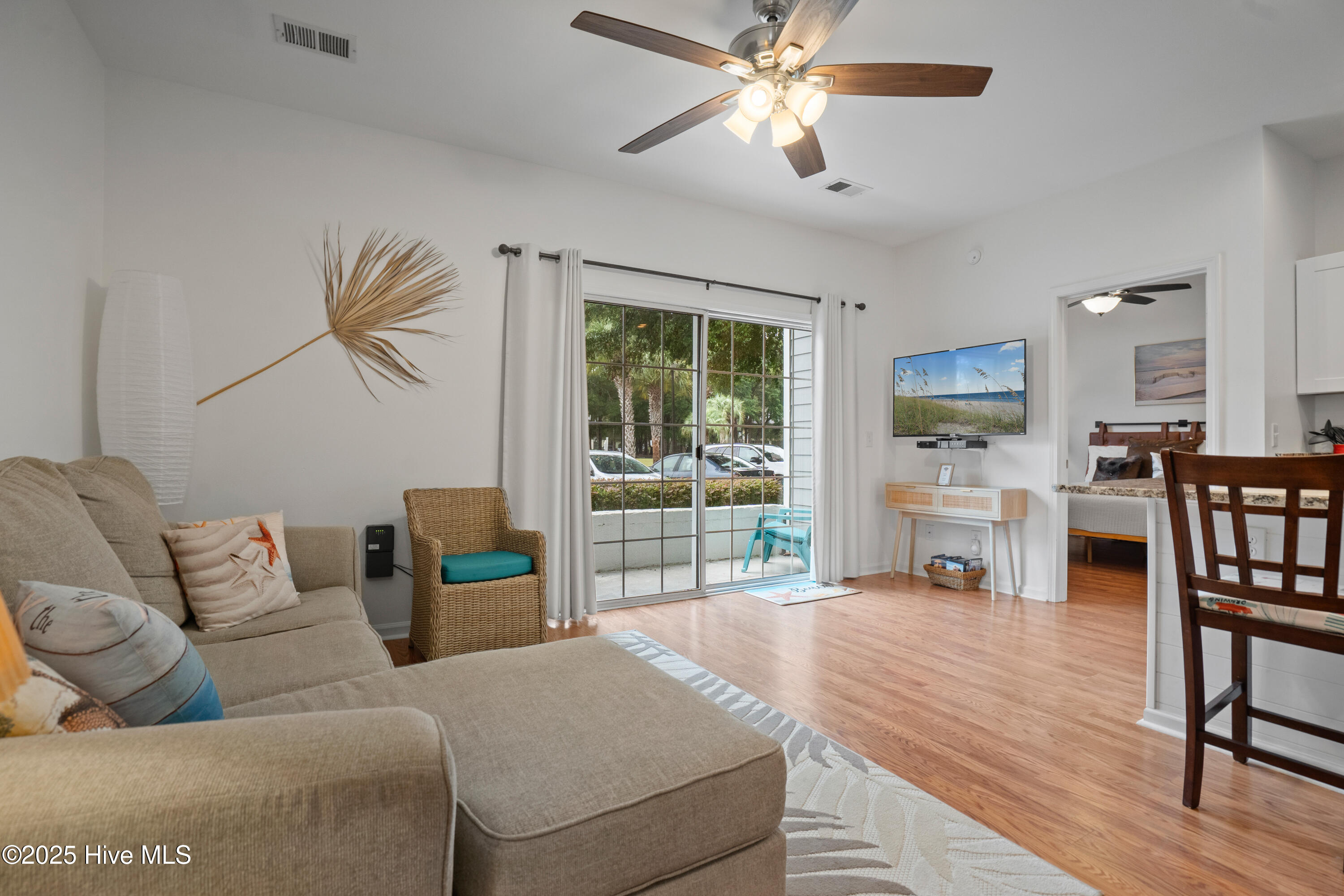 100533725 | Photo 16