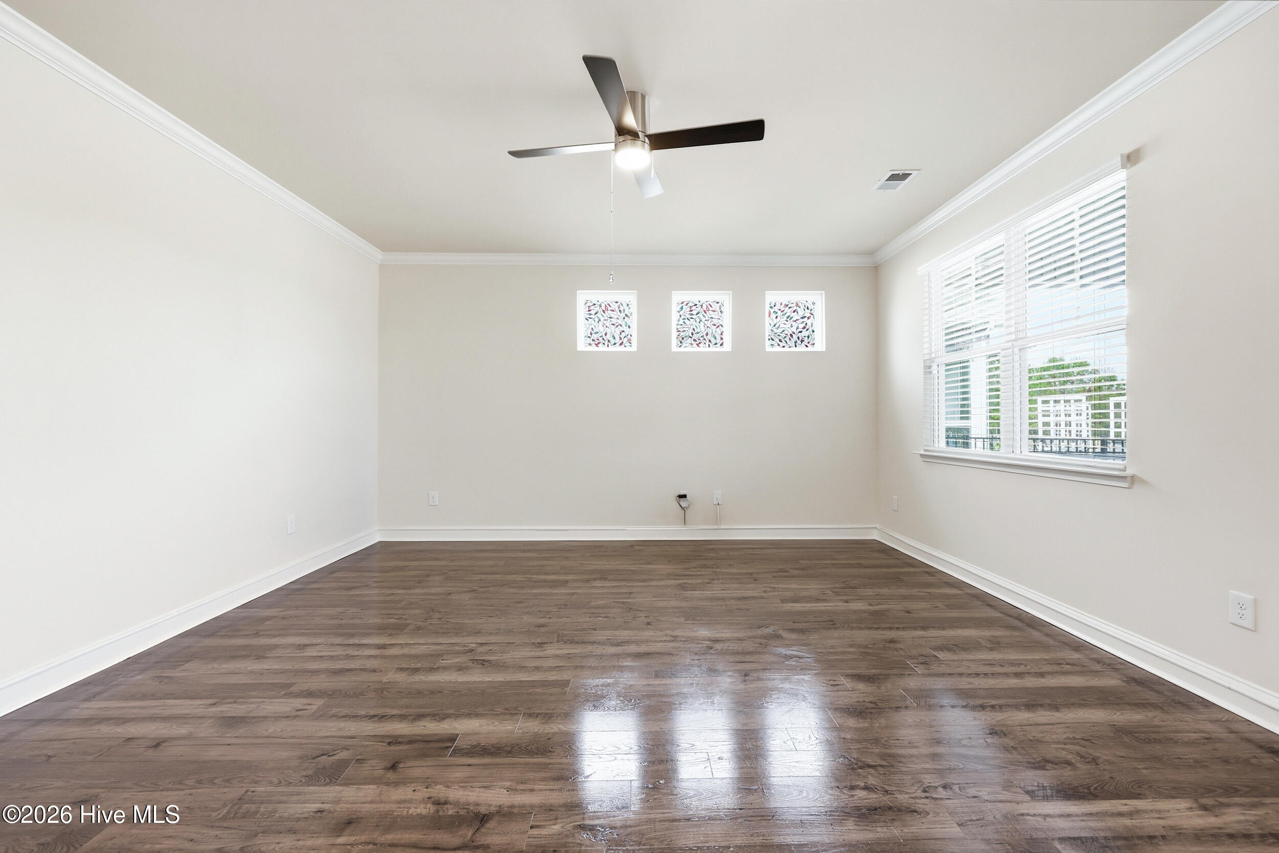 100558001 | Photo 21