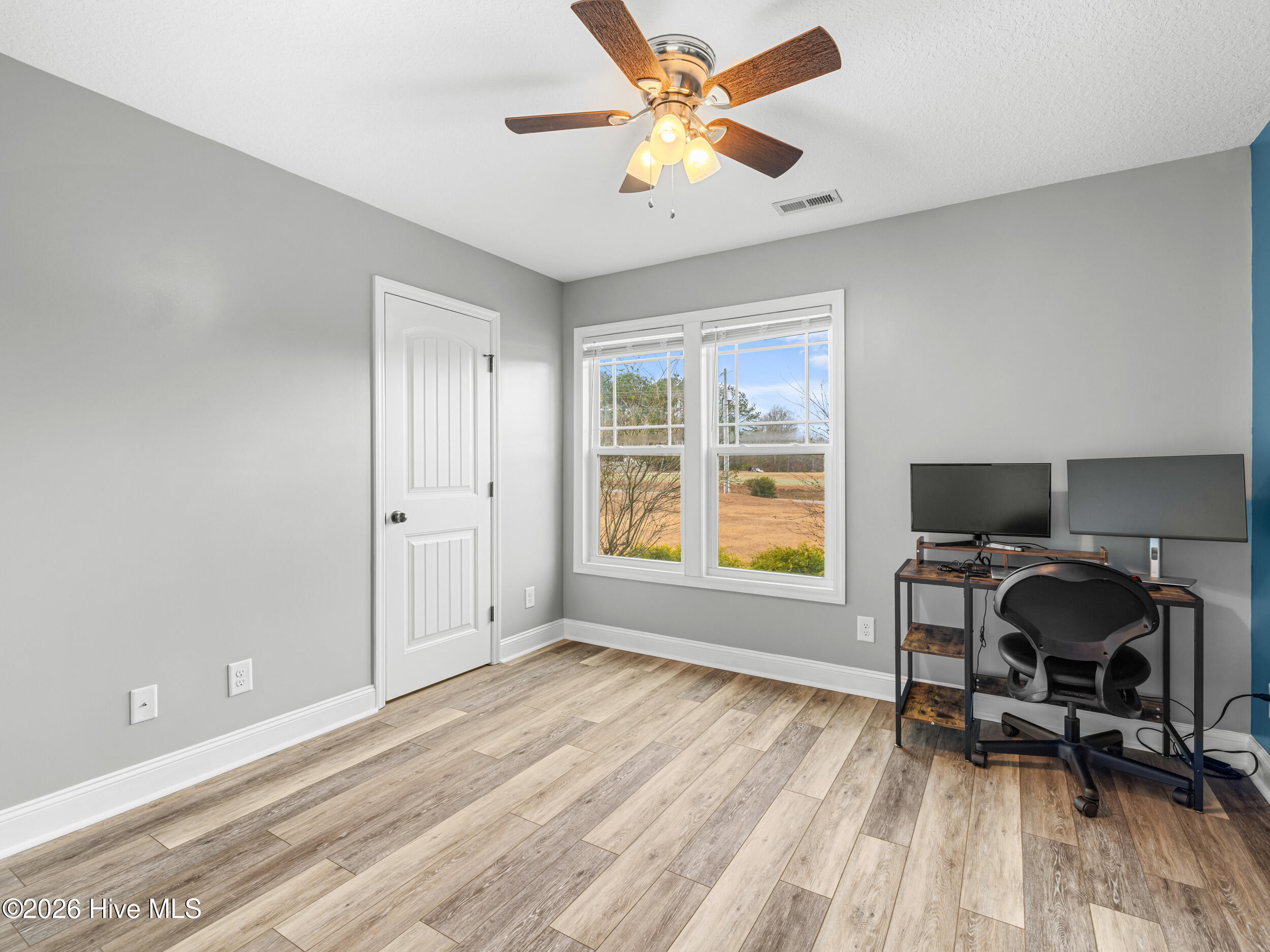 100548593 | Photo 29