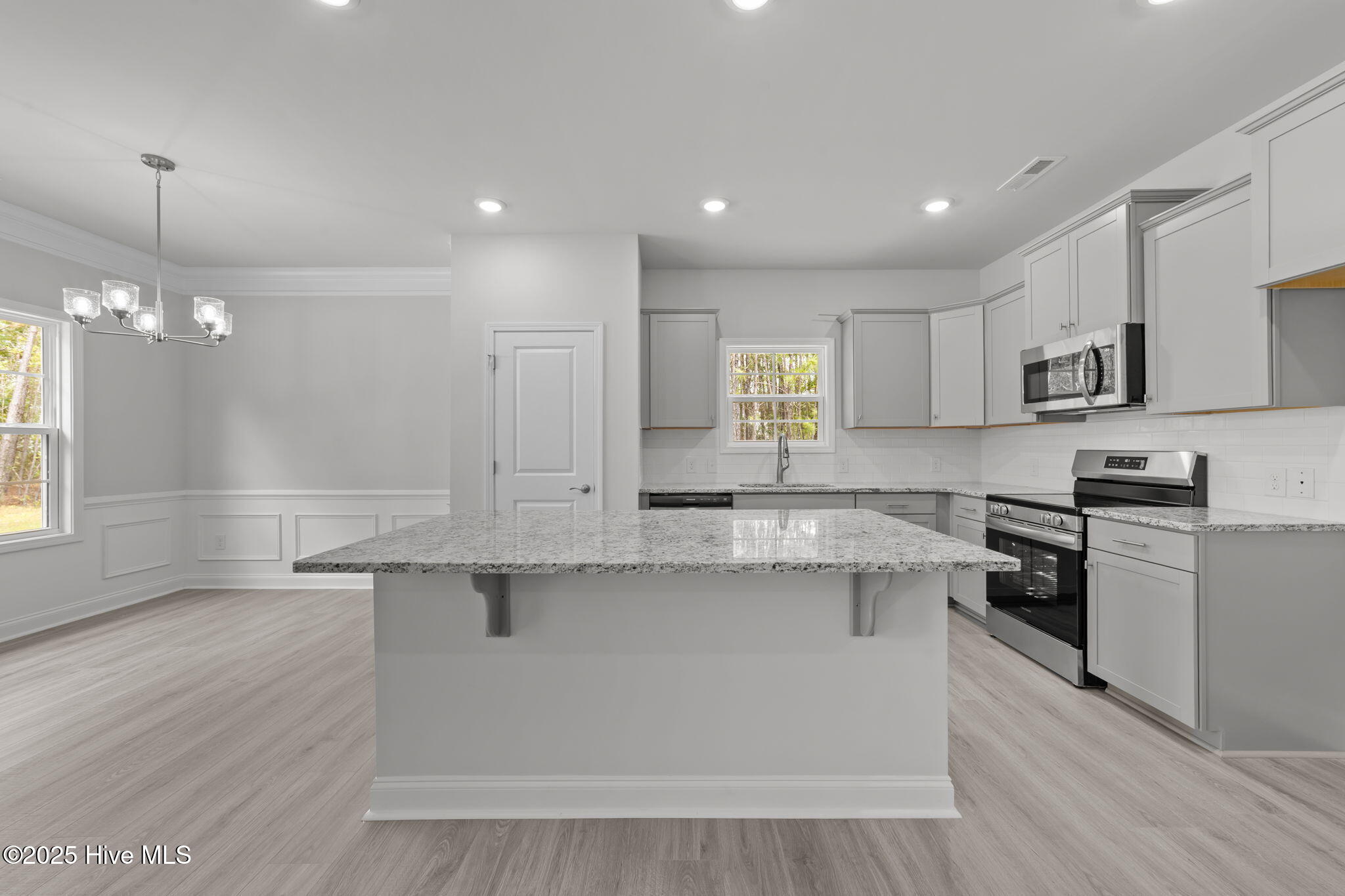 100523821 | Photo 16