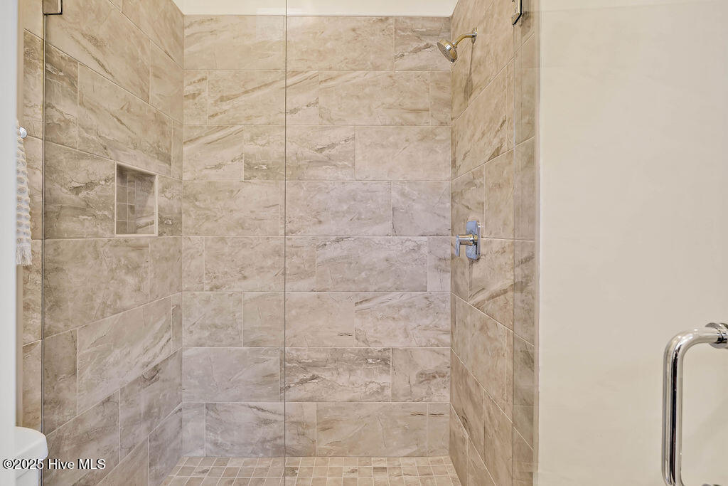 100512087 | Photo 34