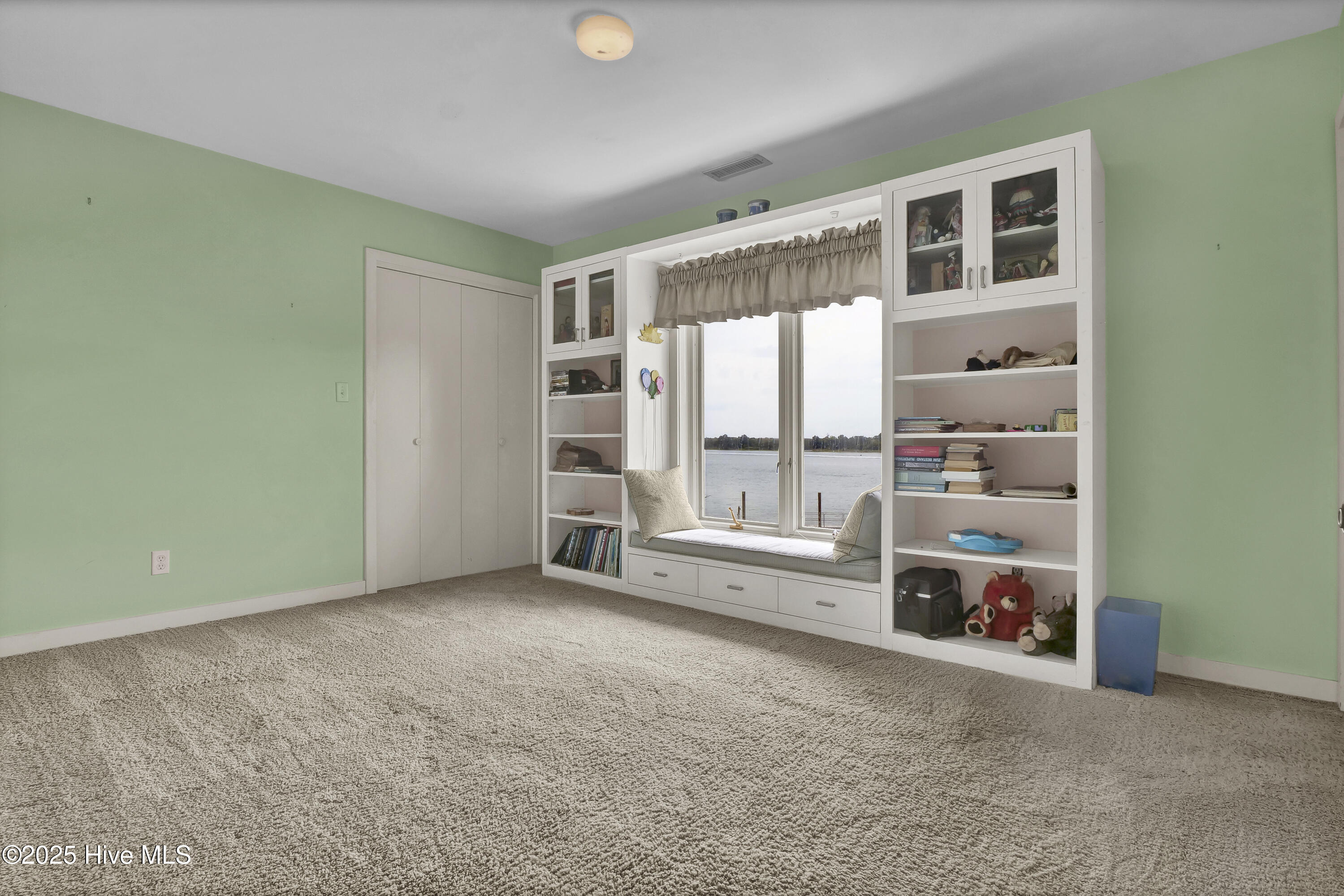 100527389 | Photo 35