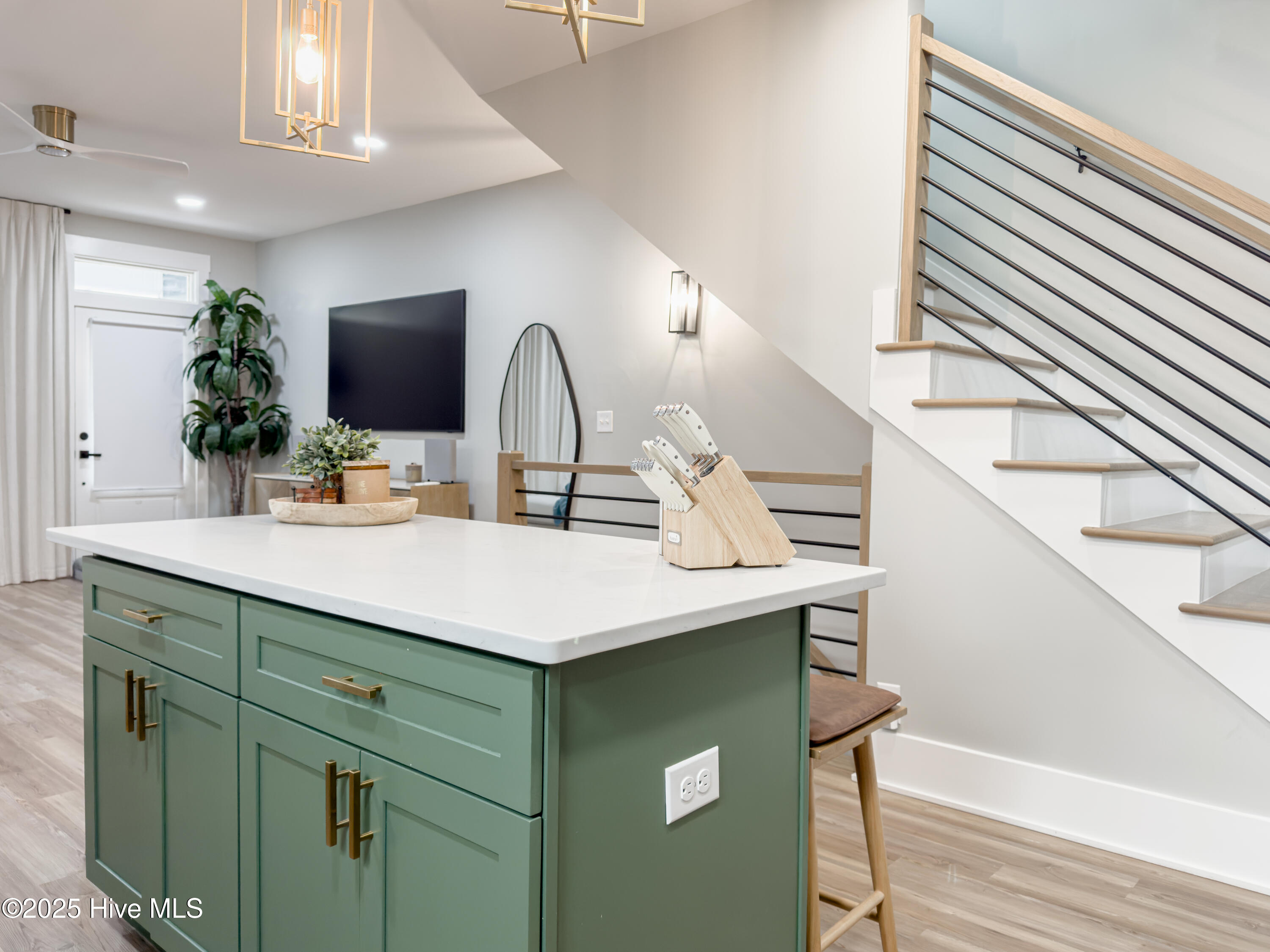 100537870 | Photo 35