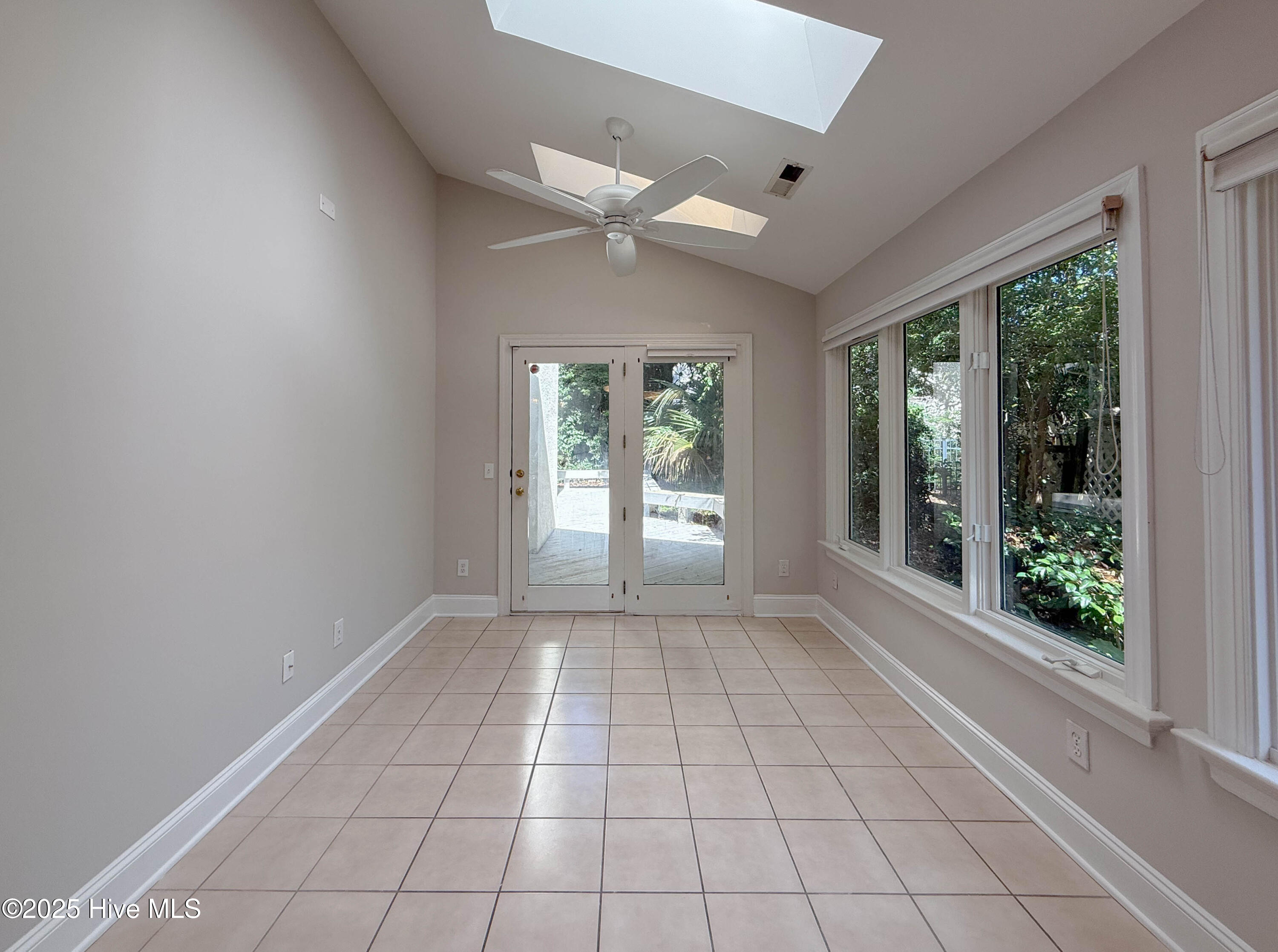 100535071 | Photo 46