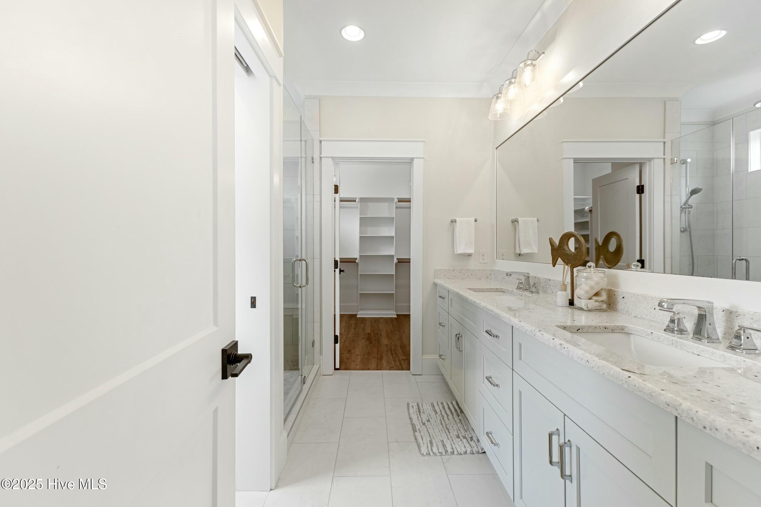 100498490 | Photo 36