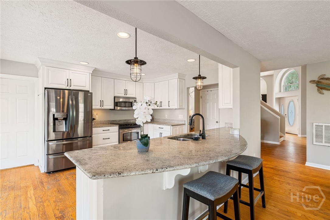 Spacious Kitchen w/Granite Countertops, Undermount