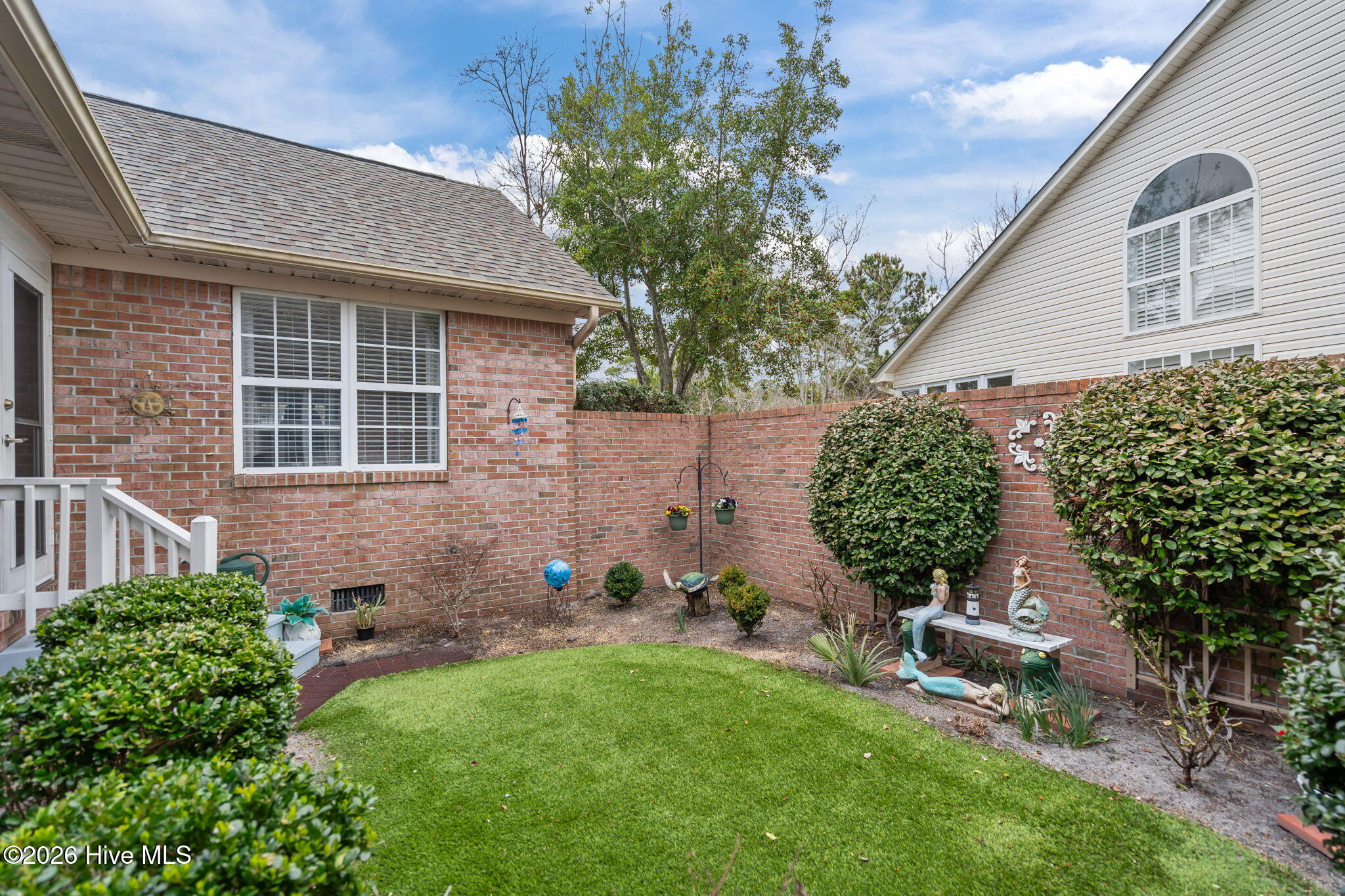 100557863 | Photo 44