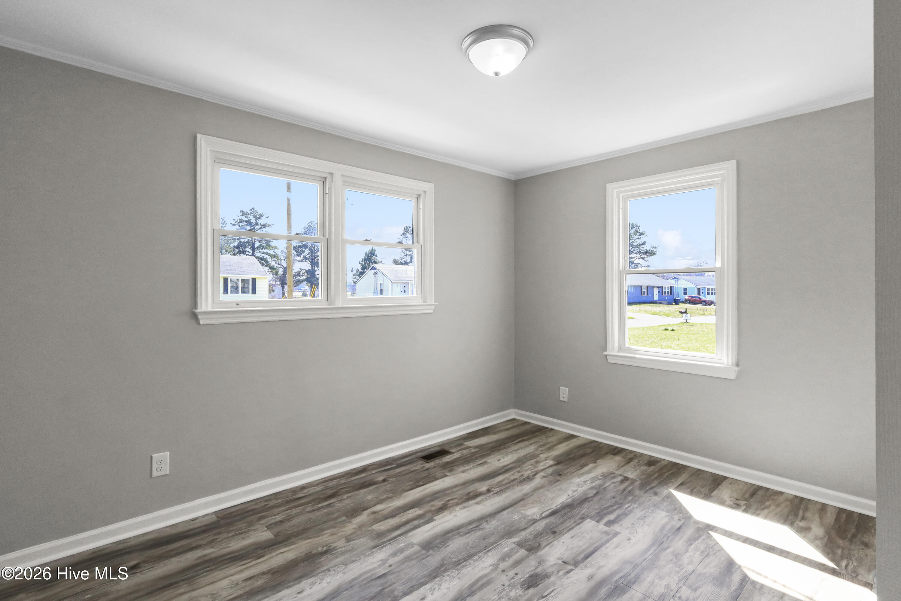 100560187 | Photo 15