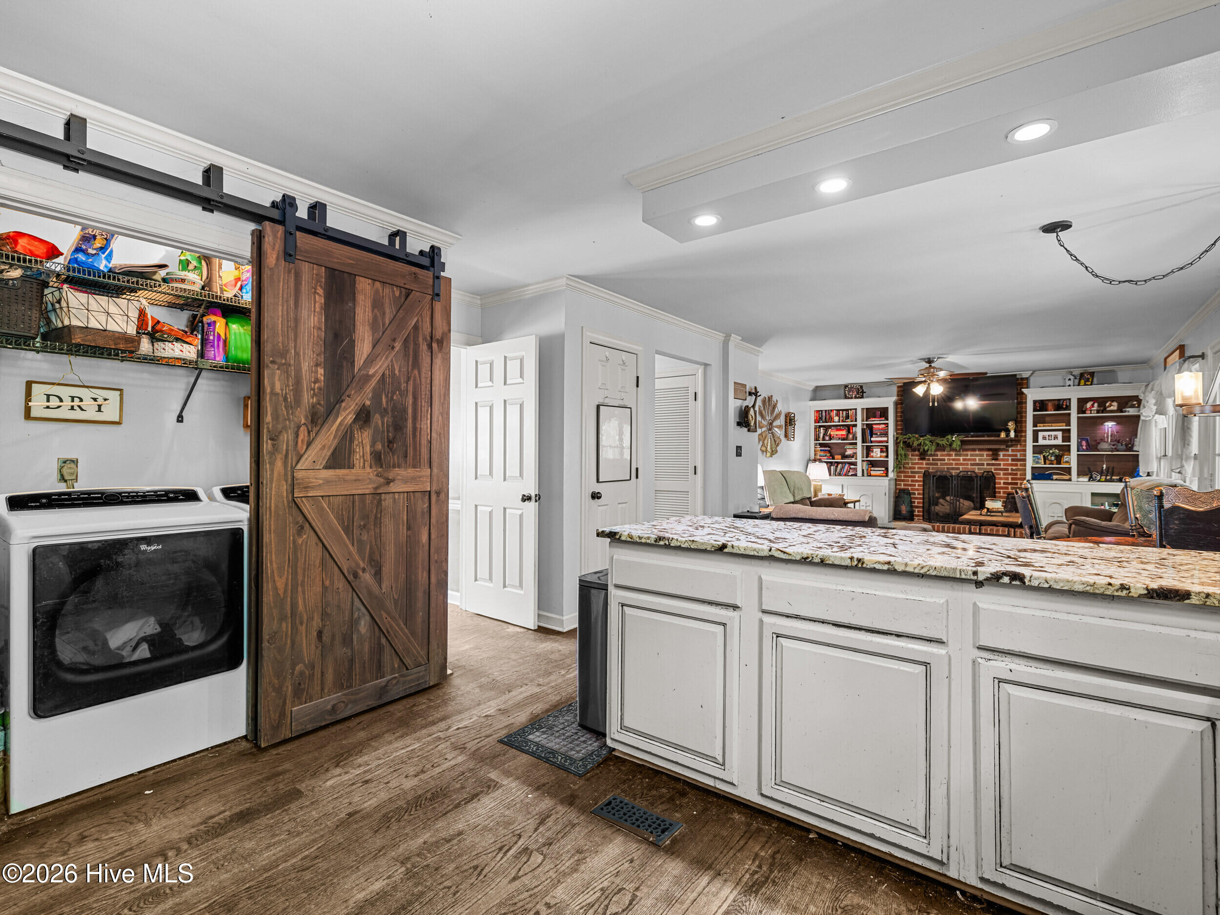 100570486 | Photo 27