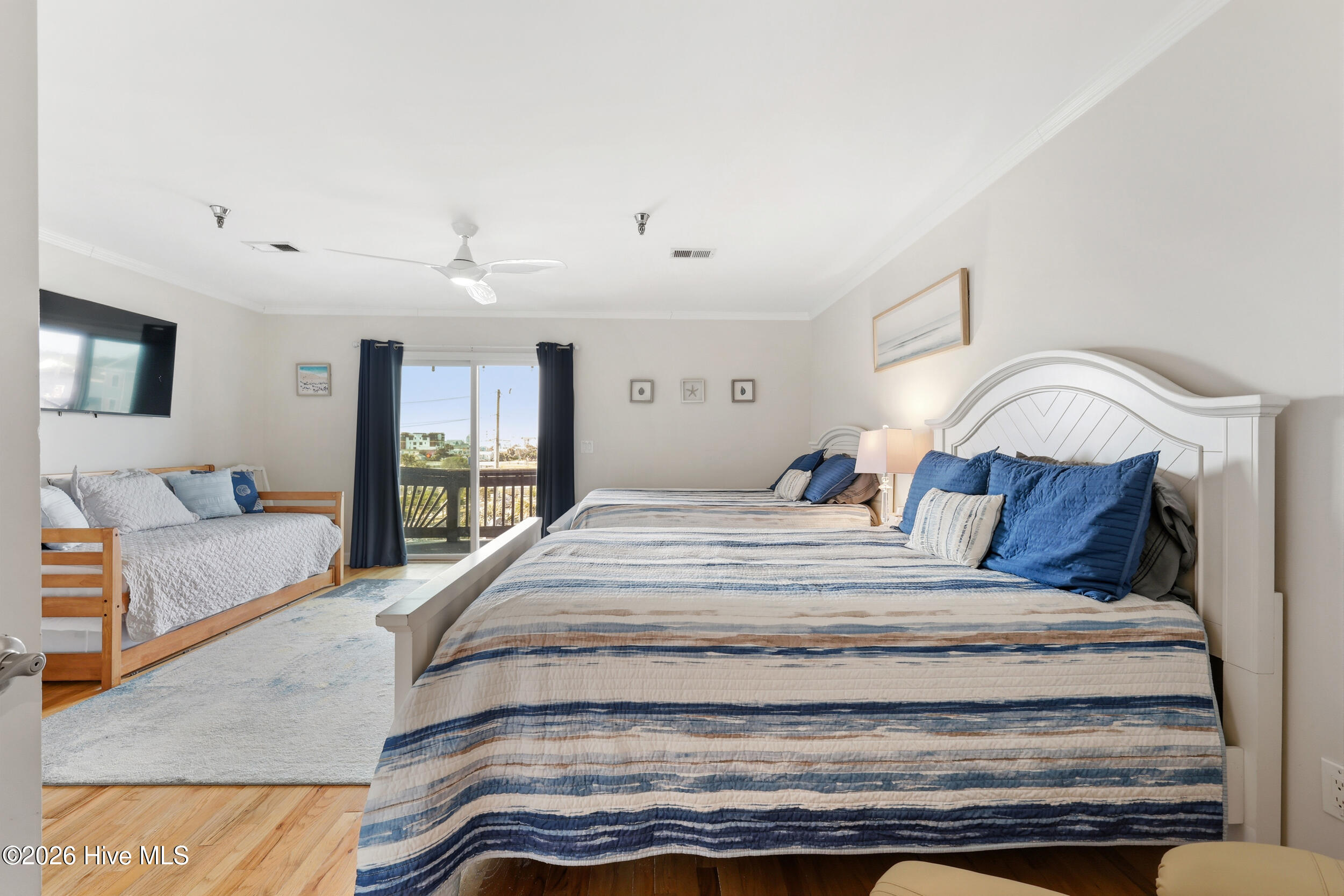 100569323 | Photo 23