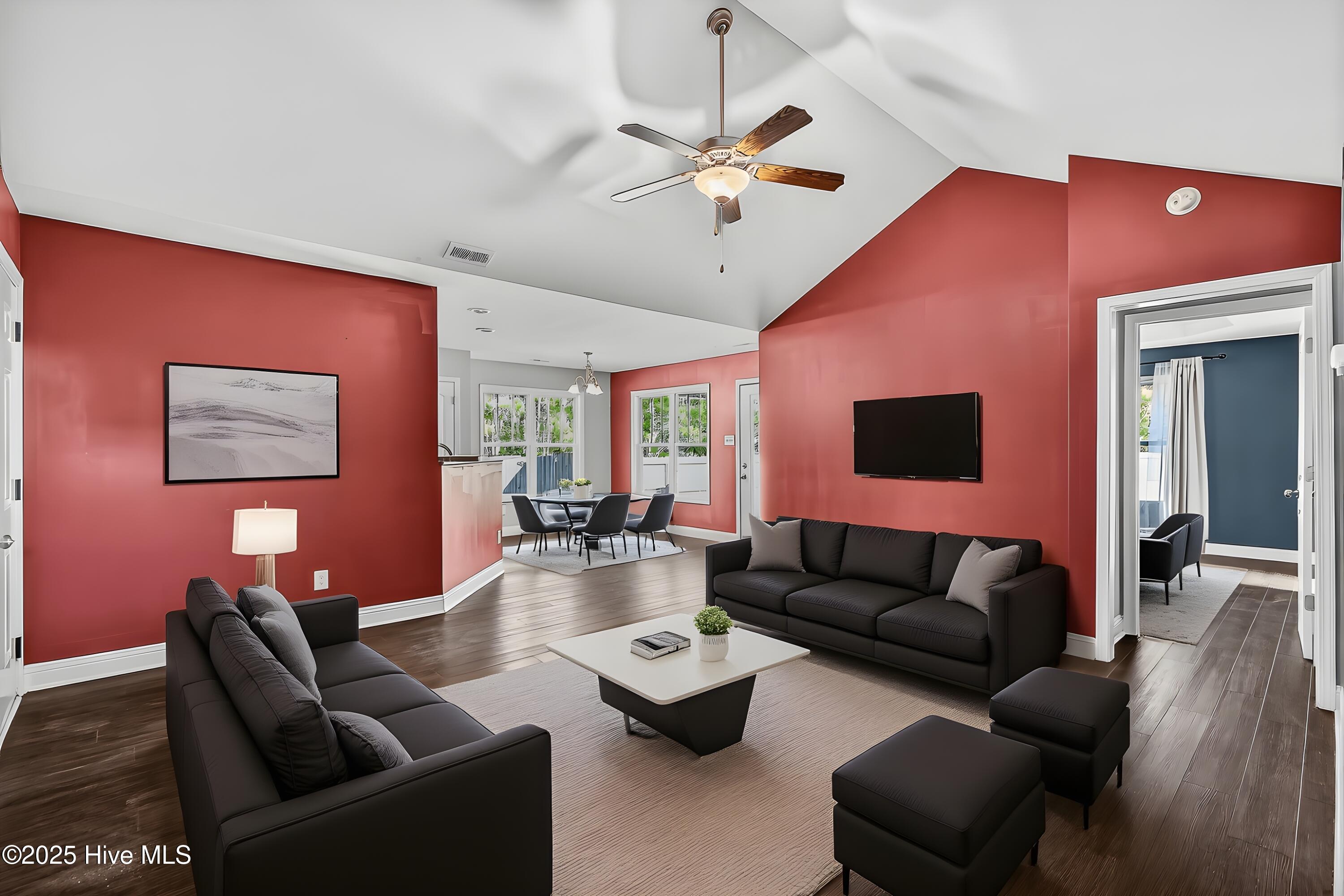 100545699 | Photo 11