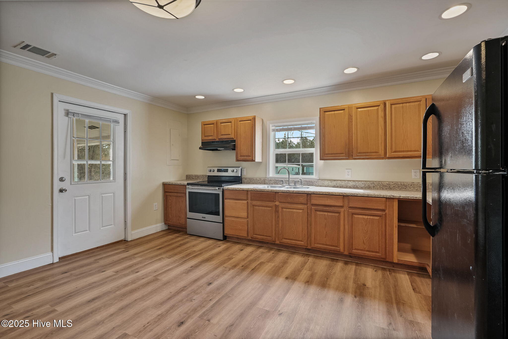 100543301 | Photo 14