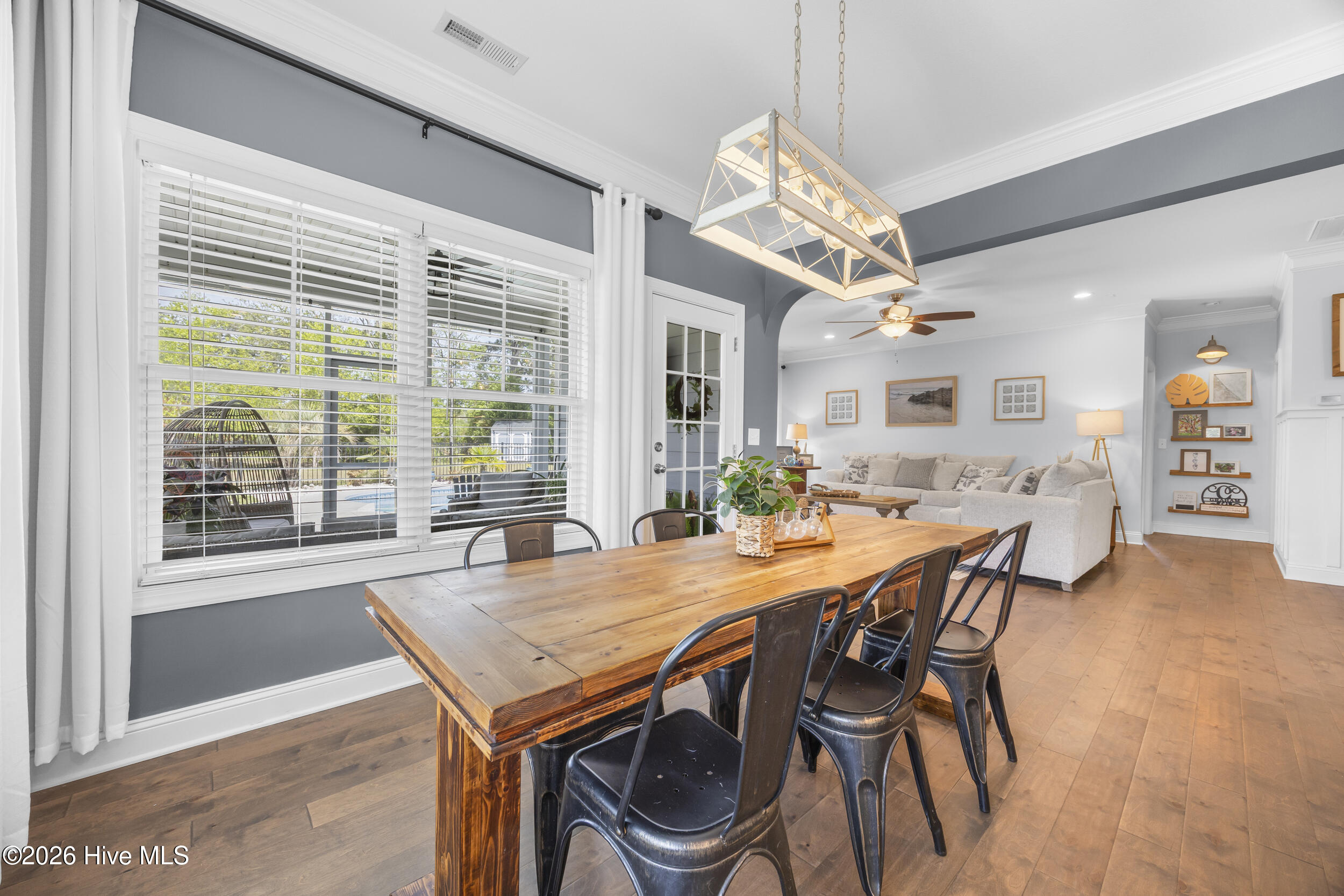 100565893 | Photo 15