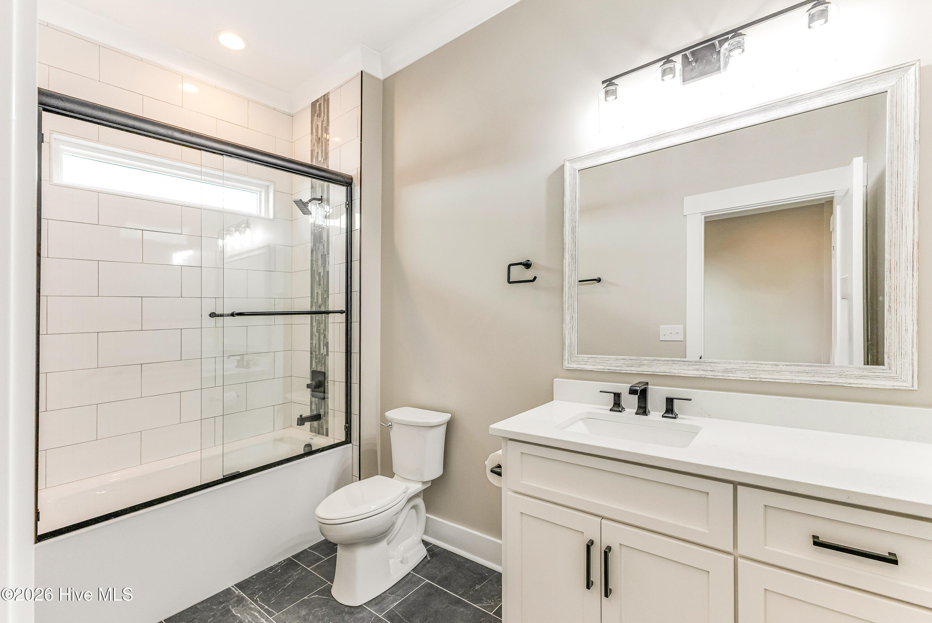 100564365 | Photo 38