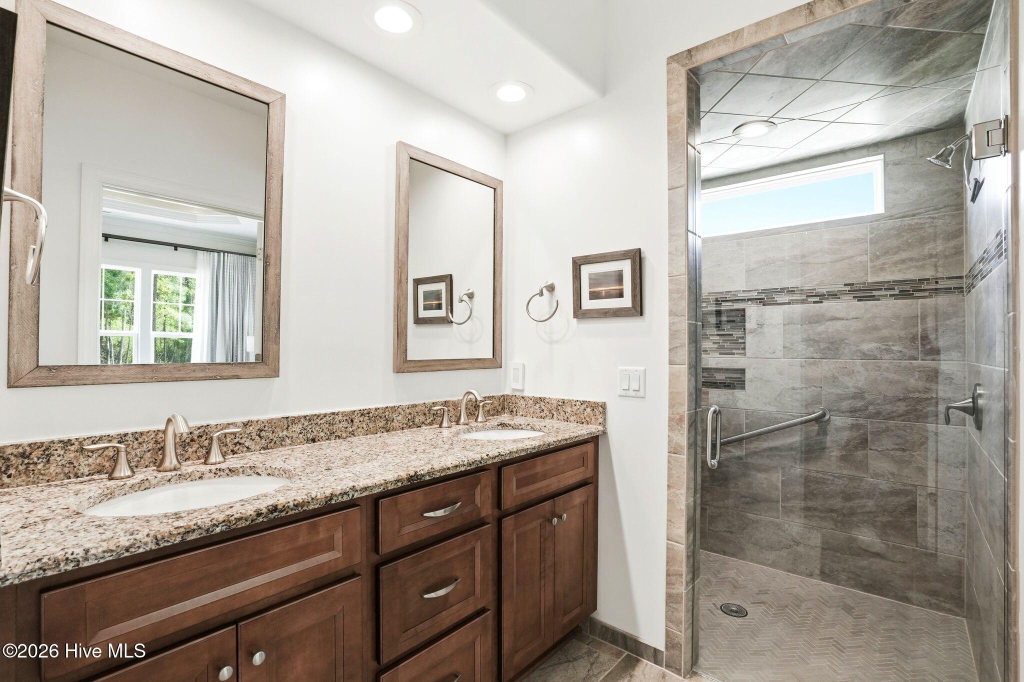 100569004 | Photo 34