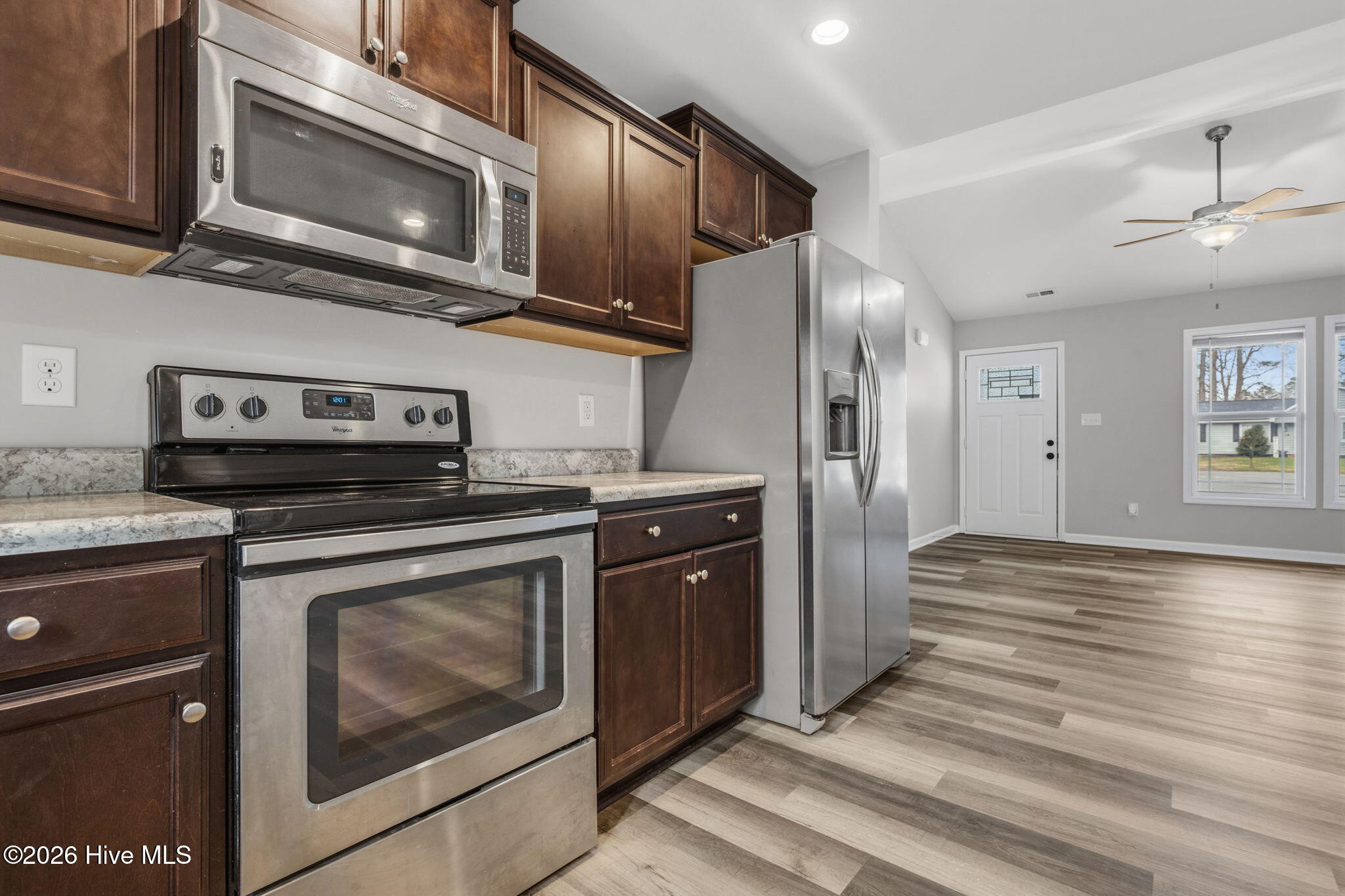 100558814 | Photo 16