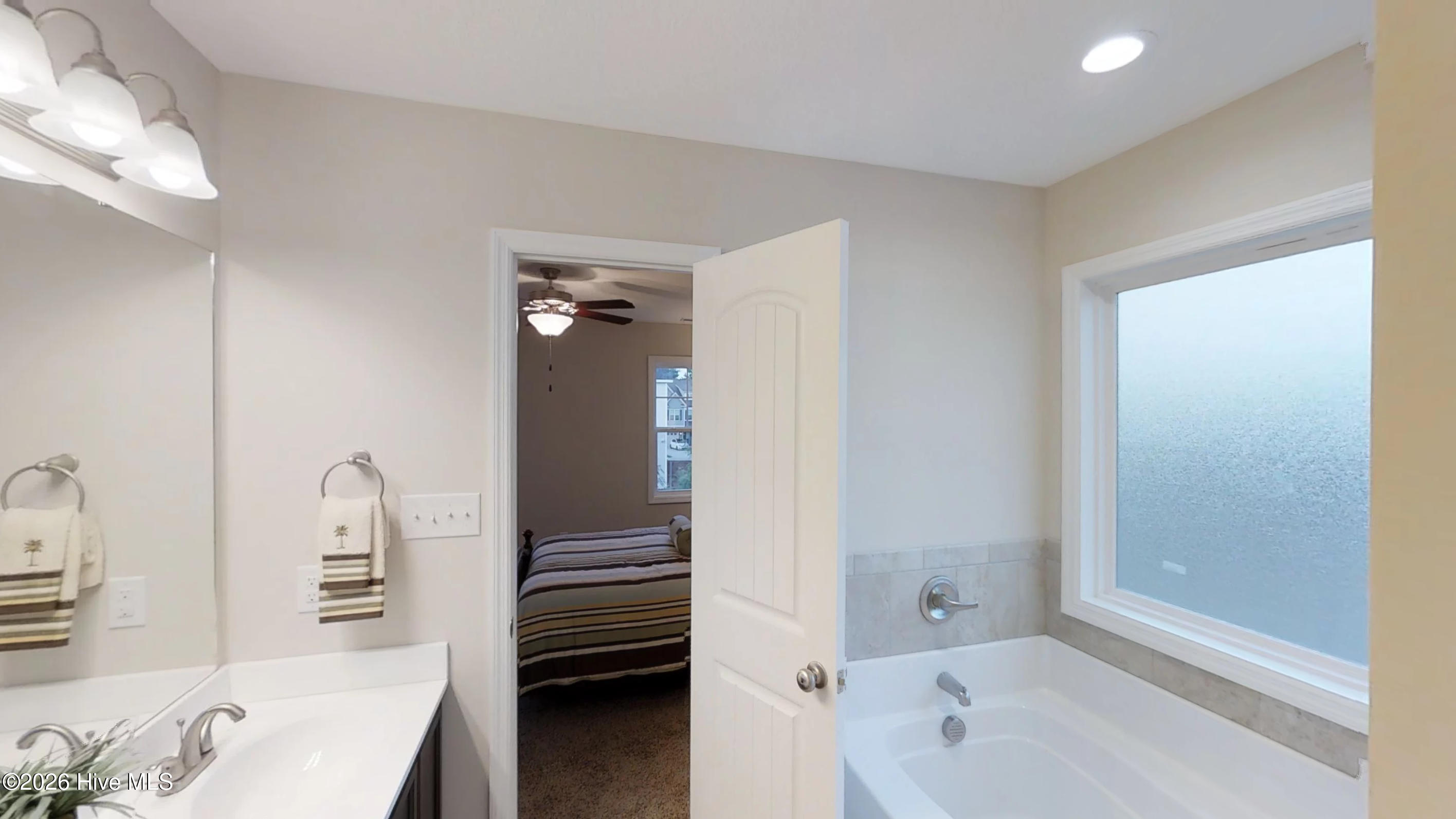 100563433 | Photo 36