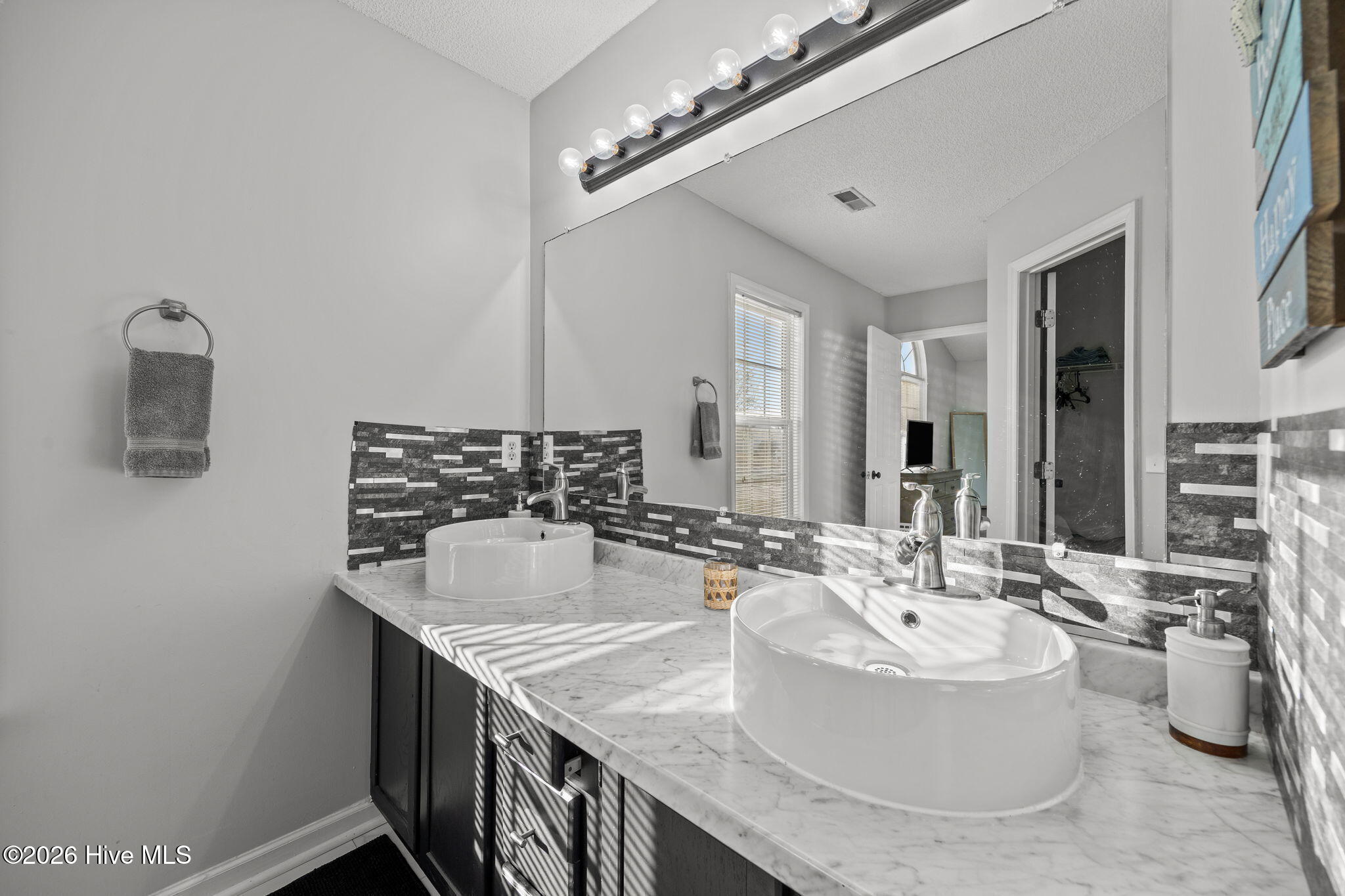 100551976 | Photo 28