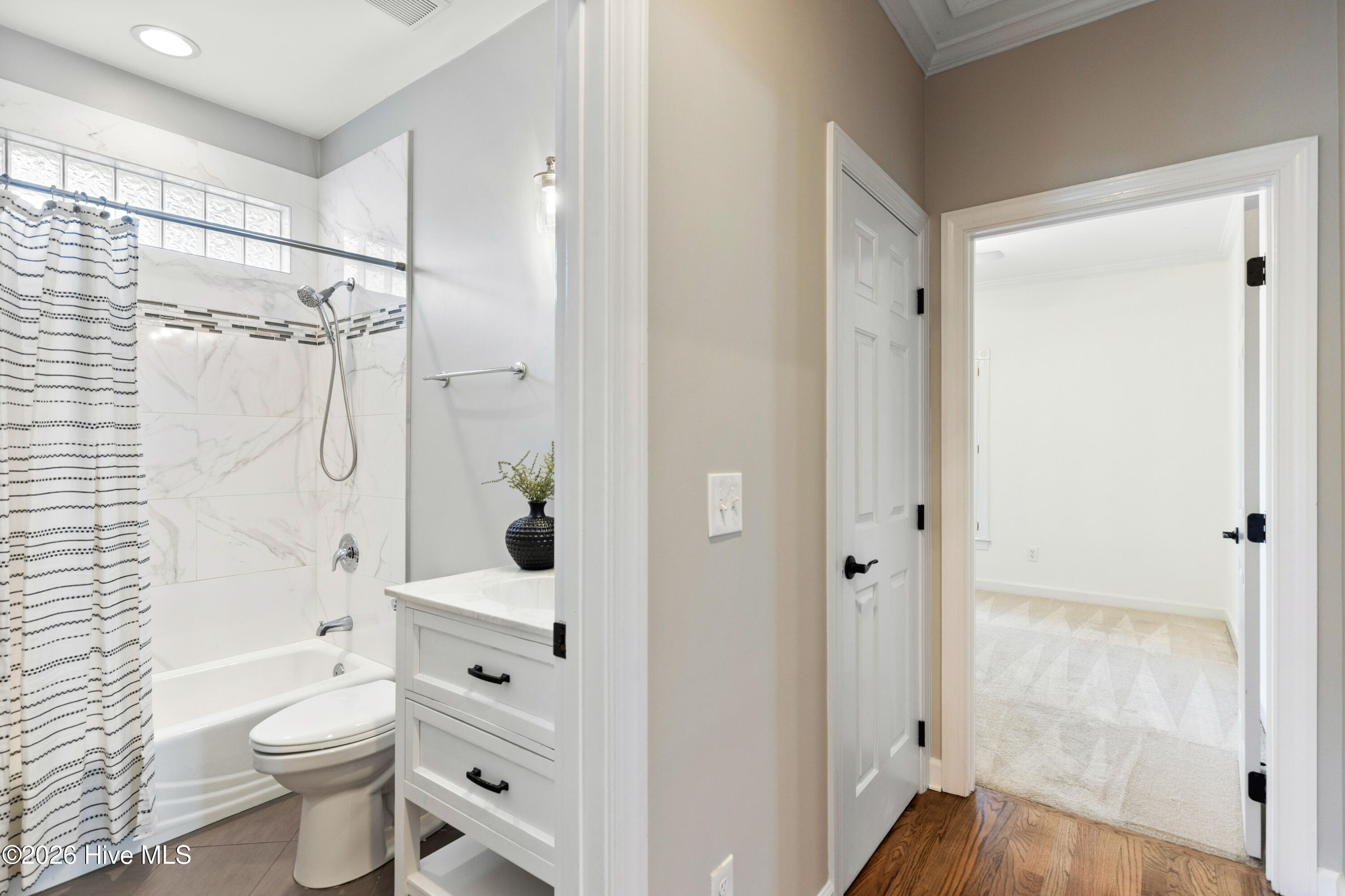 100560916 | Photo 53