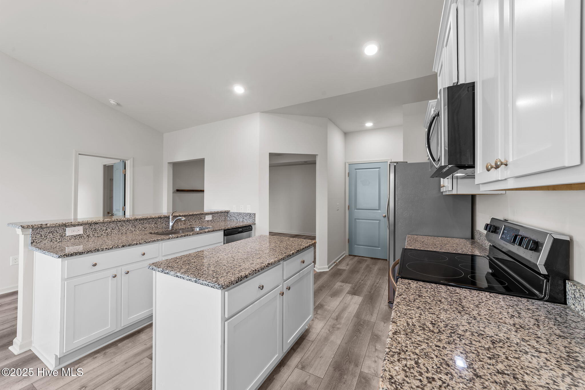 100533102 | Photo 13