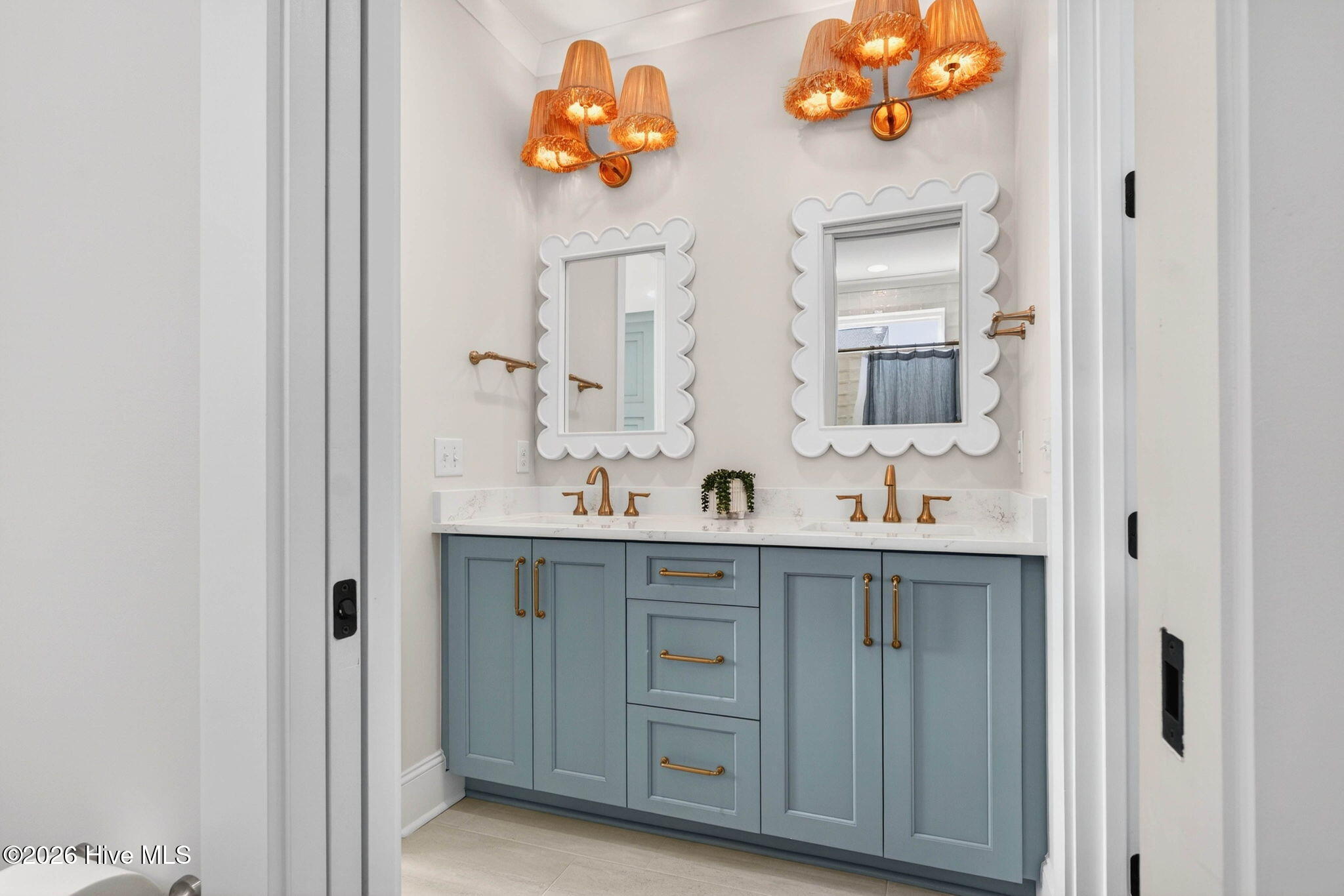 100570262 | Photo 47