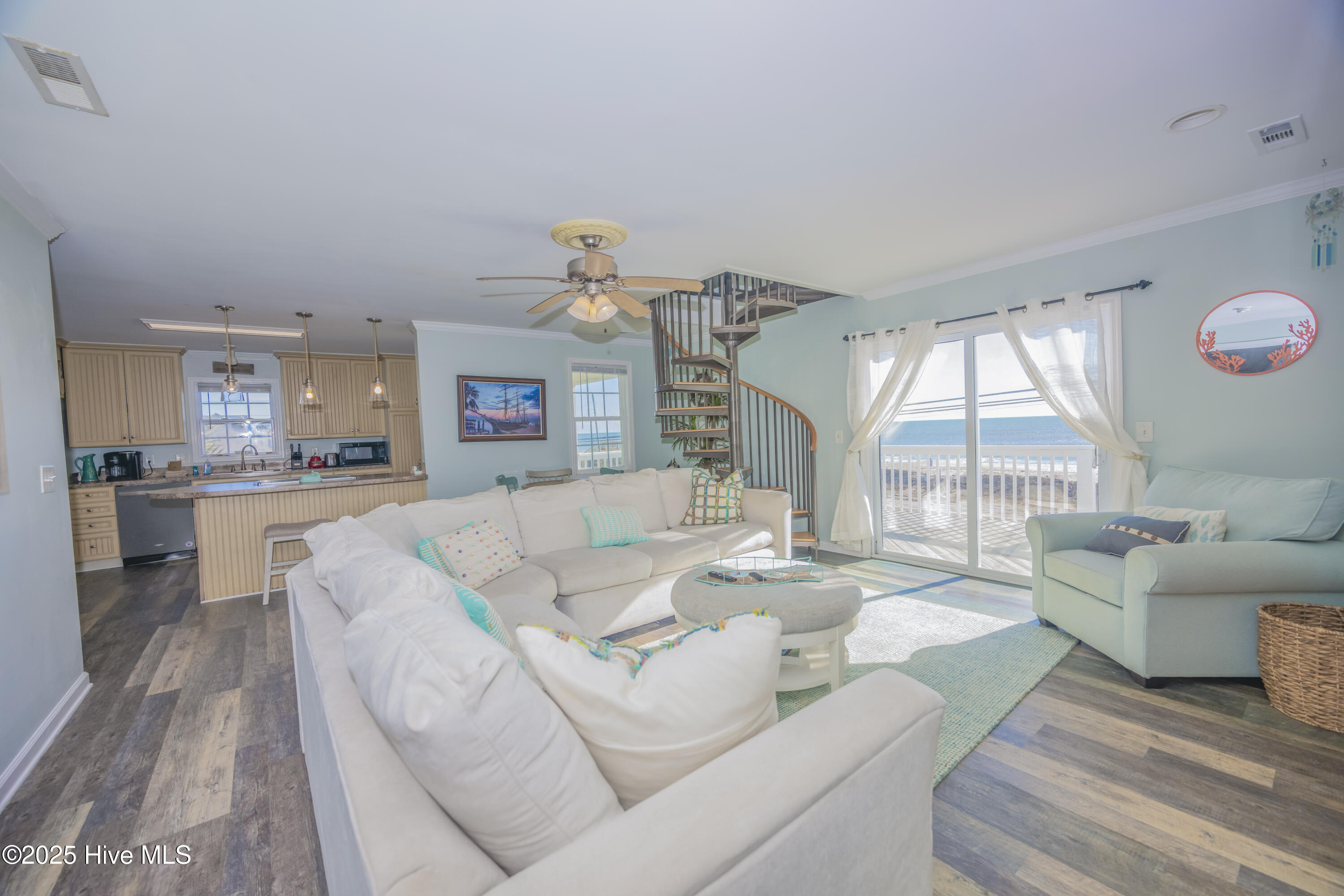 100482049 | Photo 22