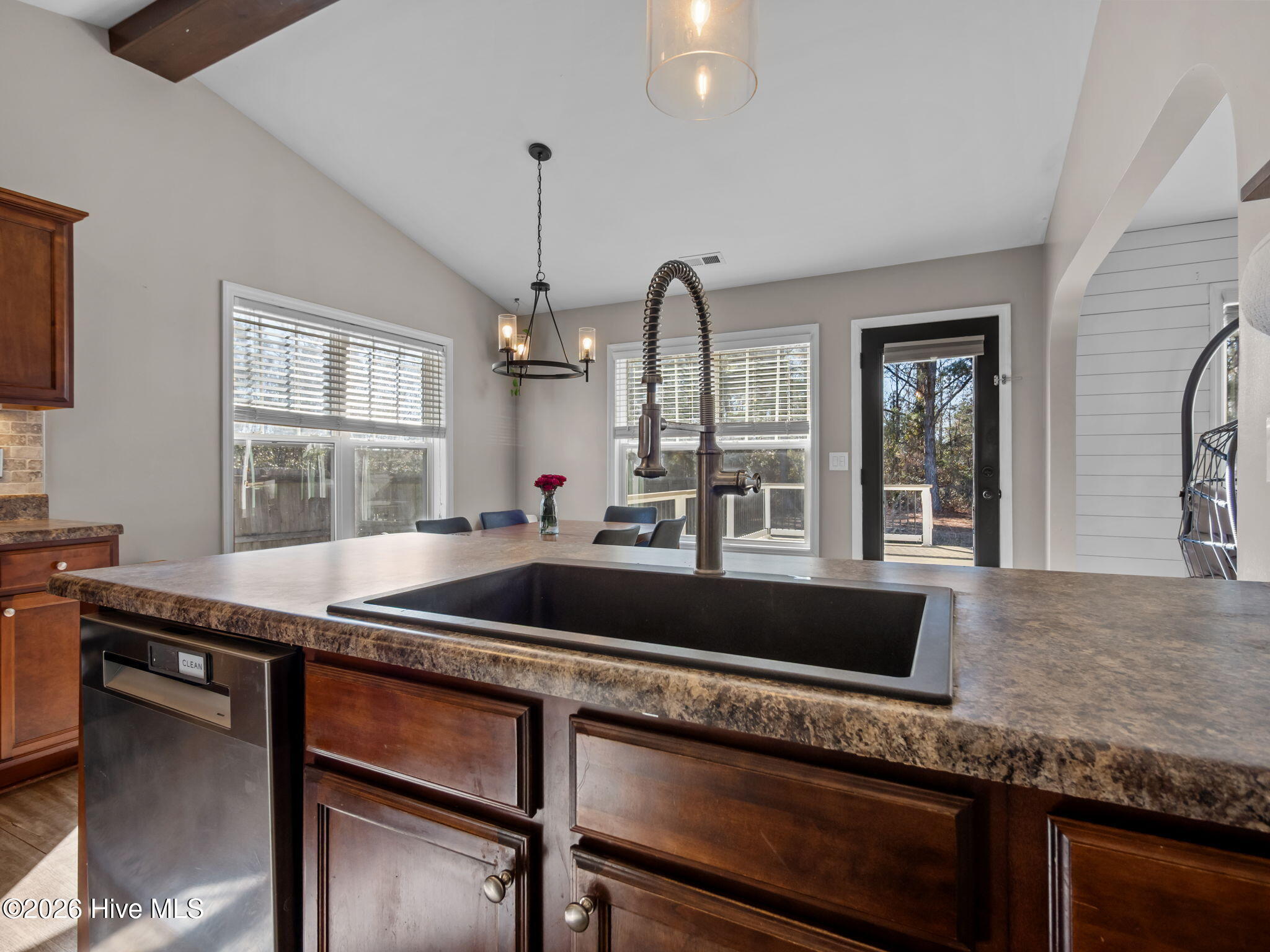 100549308 | Photo 16