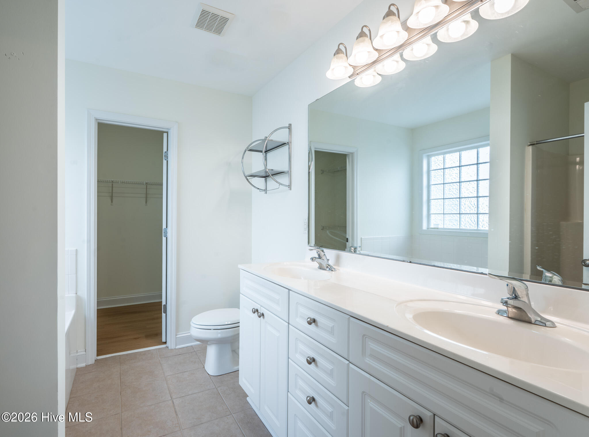 100567911 | Photo 10