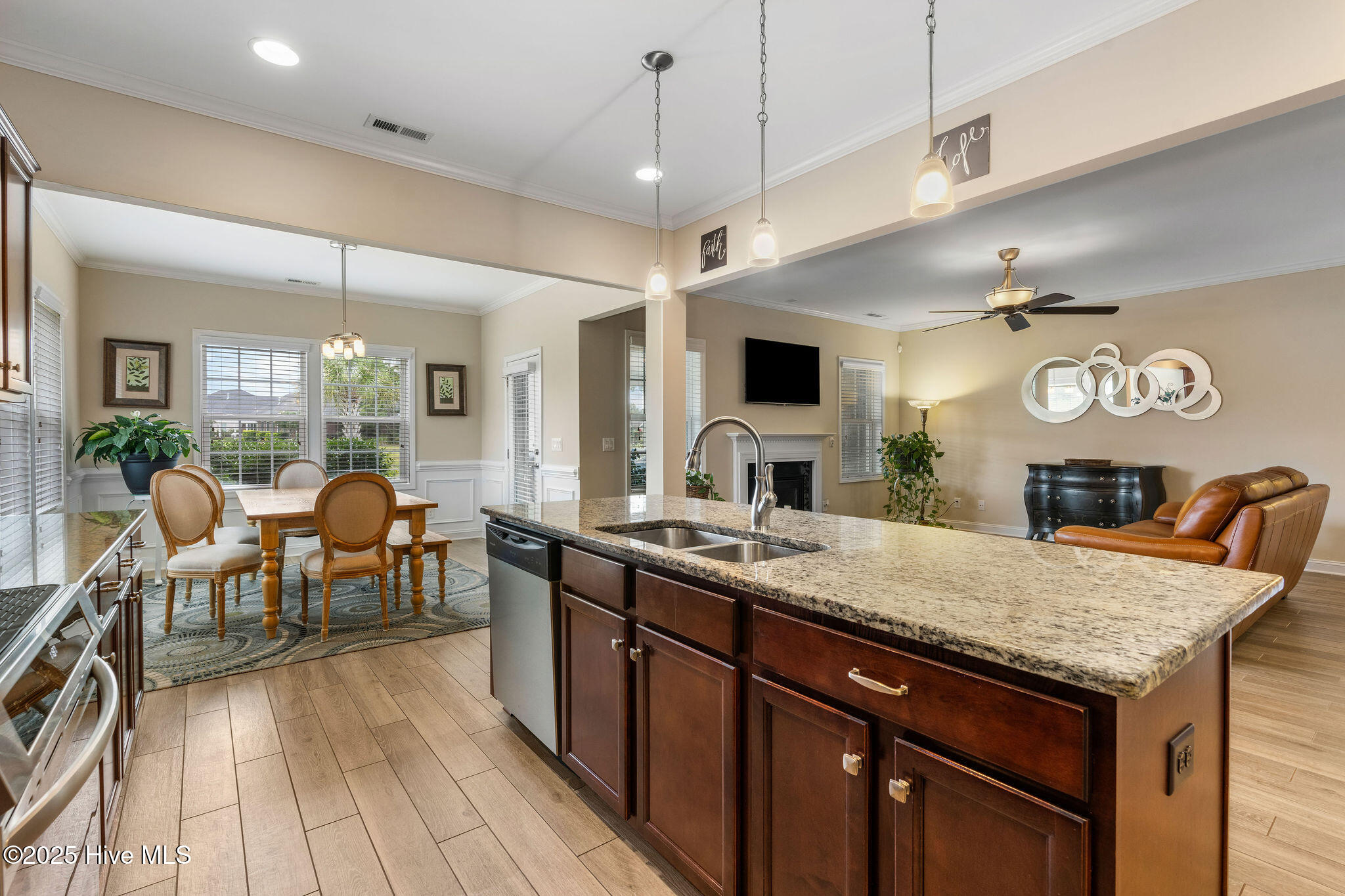 100531104 | Photo 21