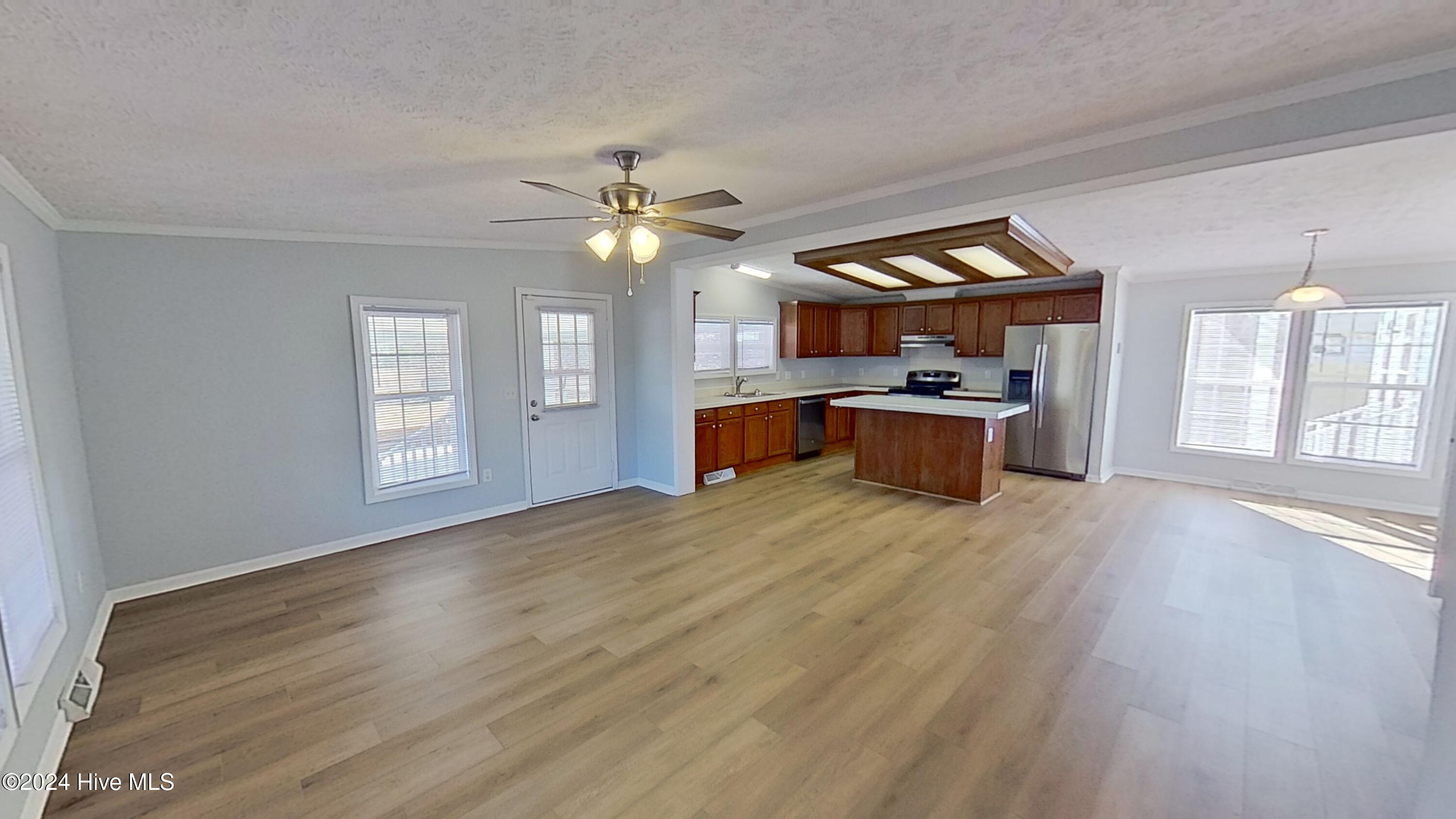 100550318 | Photo 11