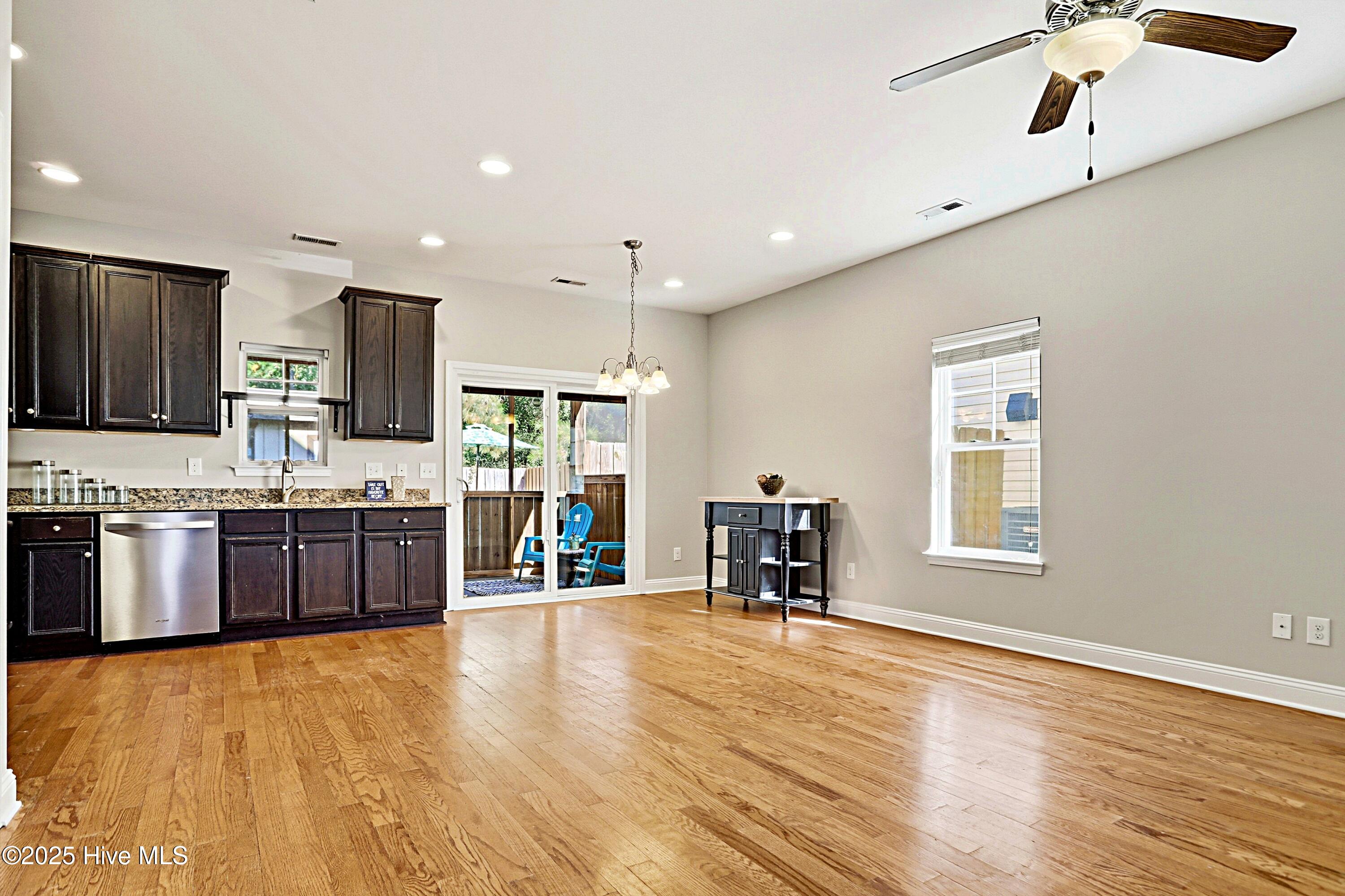 100539974 | Photo 10