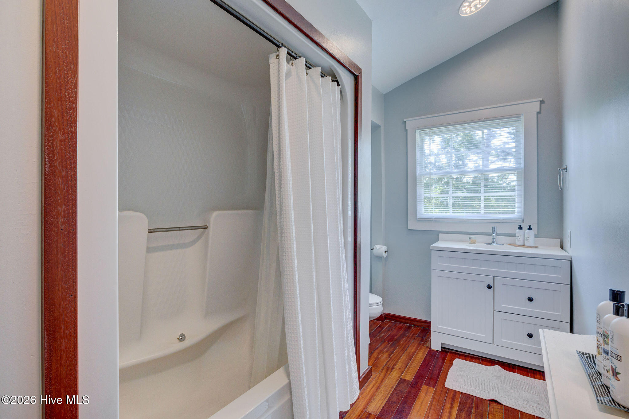 100558109 | Photo 33