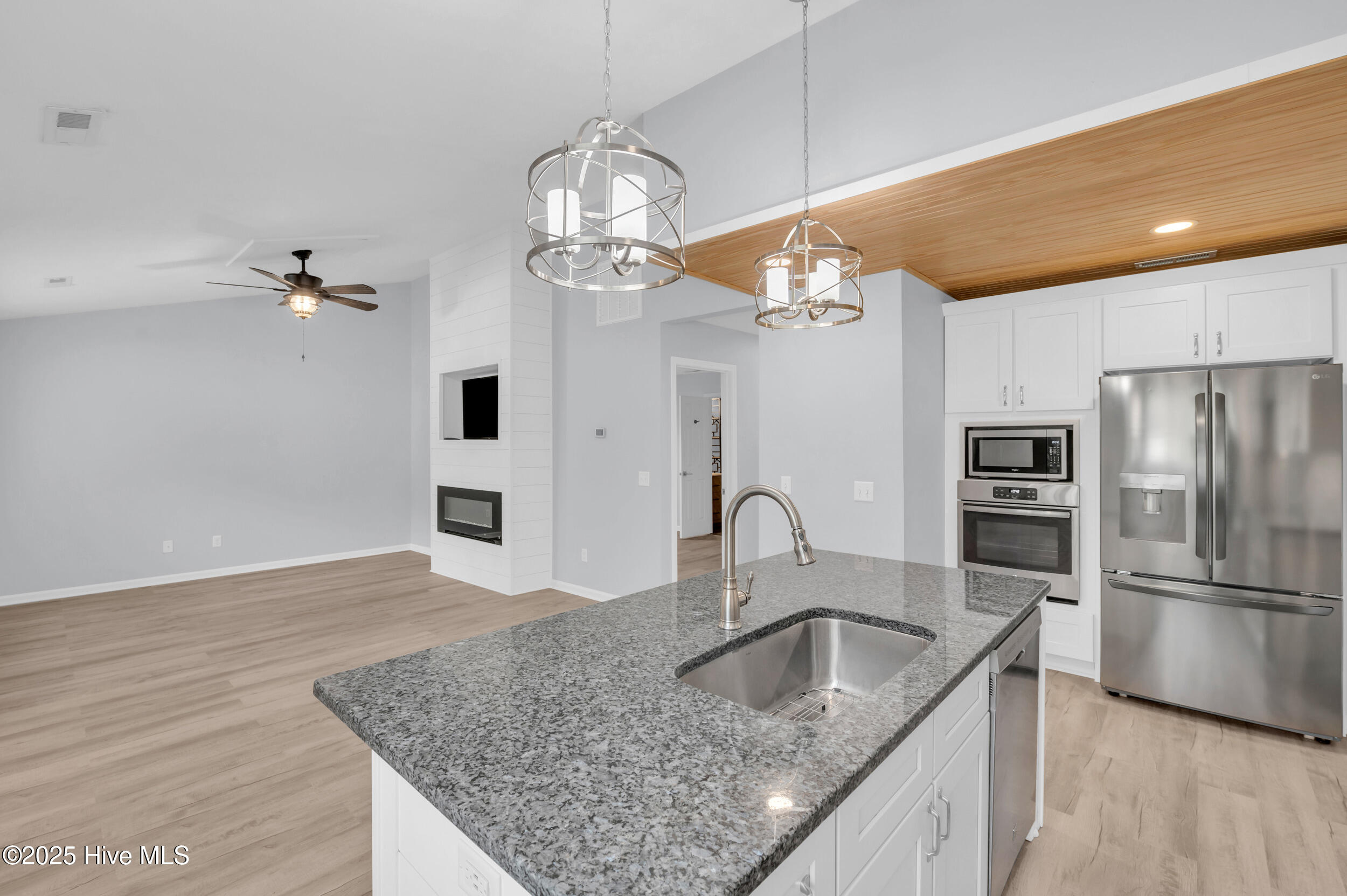 100535250 | Photo 14