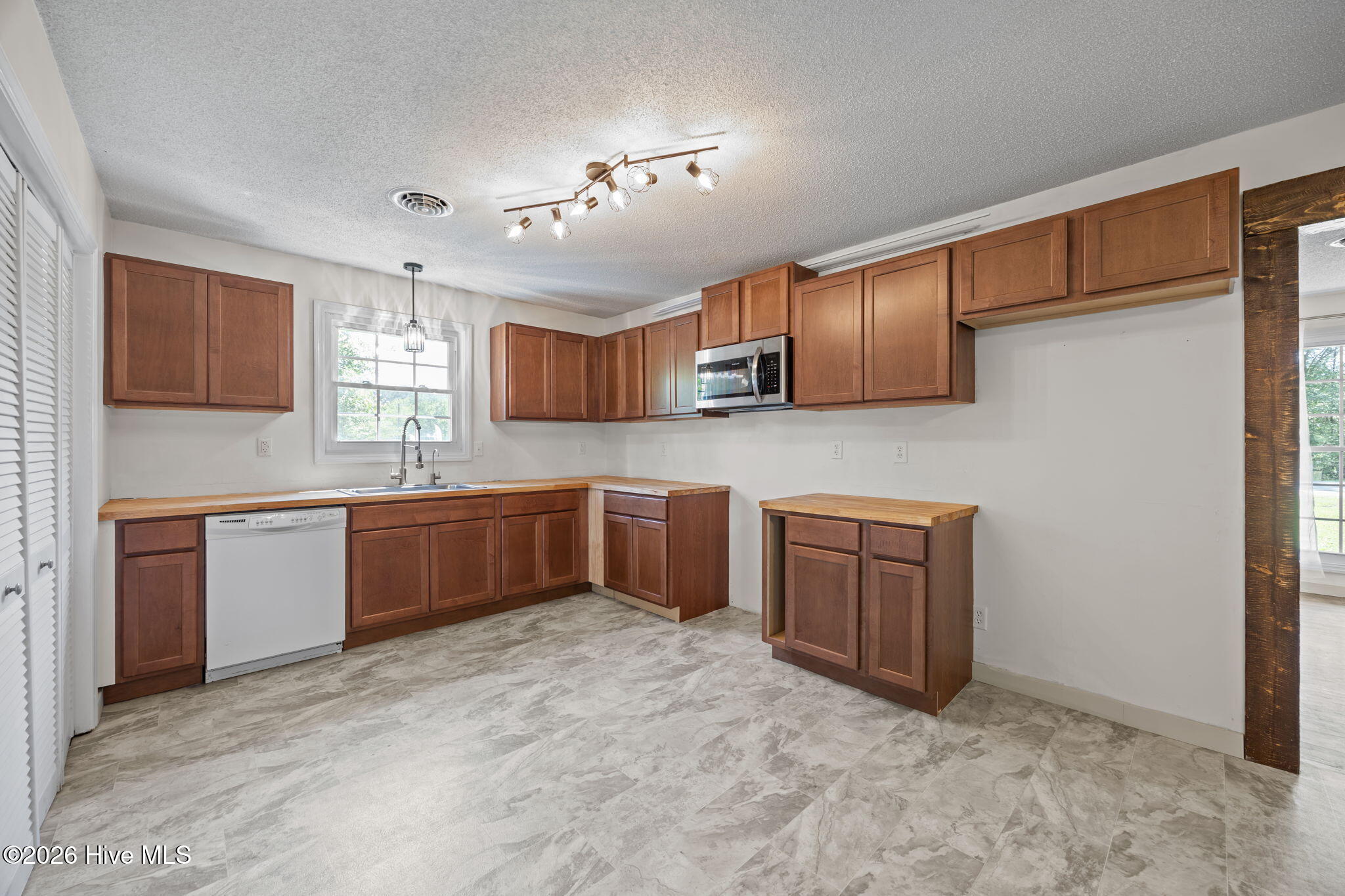 100567940 | Photo 28